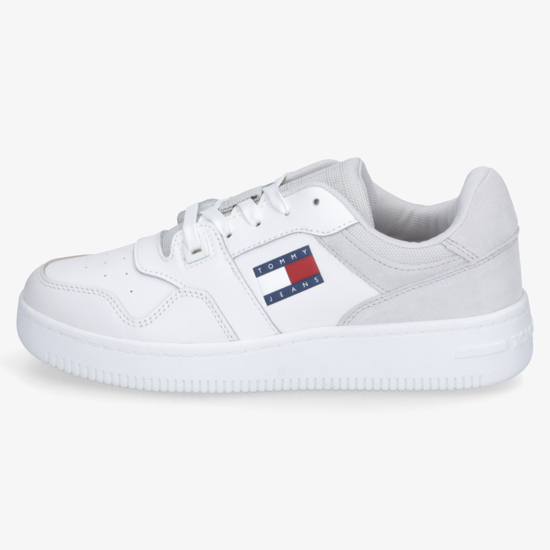Weißer Sneaker in seitlicher Ansicht mit komfortablem Design und langlebiger Sohle für sportlichen Stil