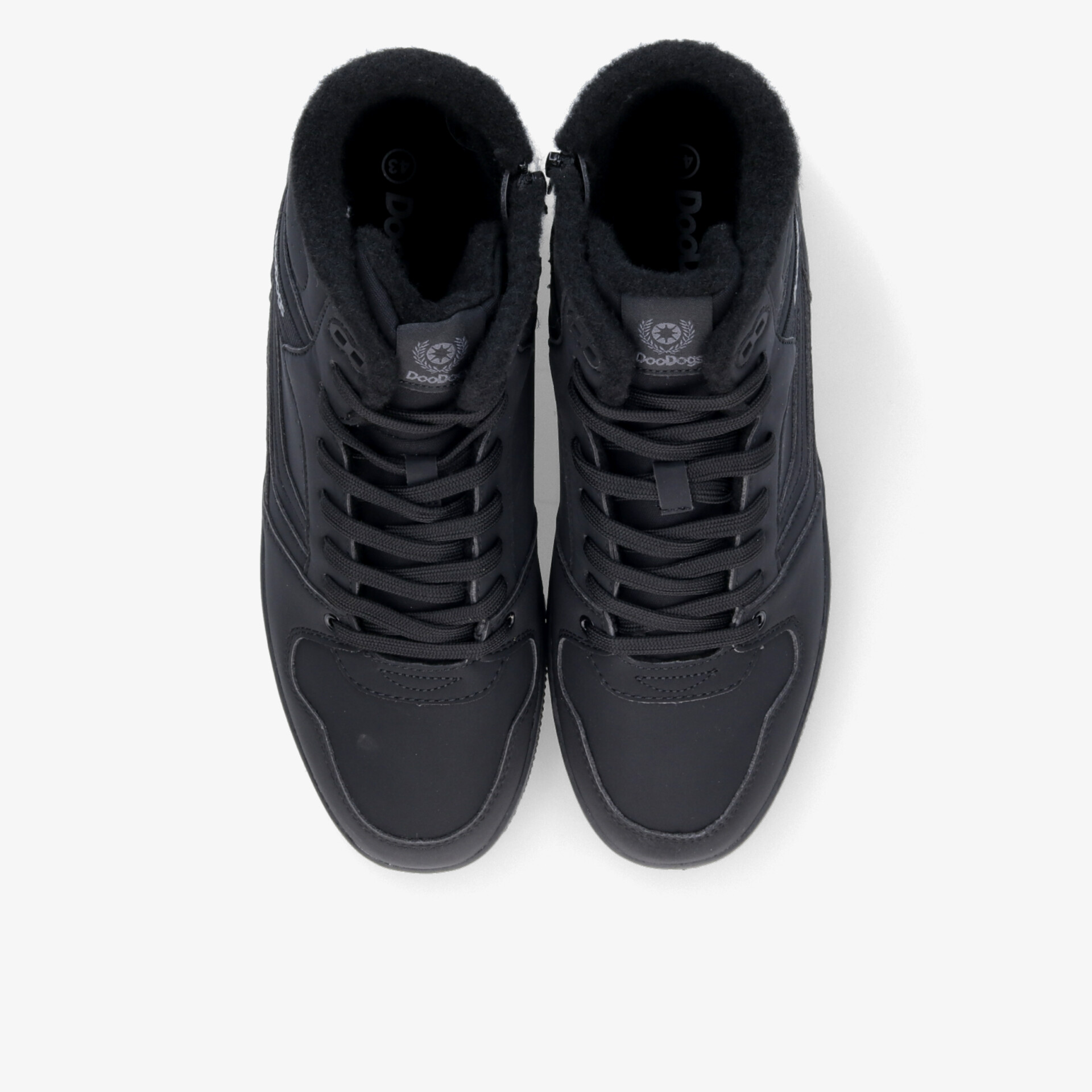 Schwarze Schuhe als Paar in Draufsicht mit stabiler Schnürung und moderner, sportiver Optik