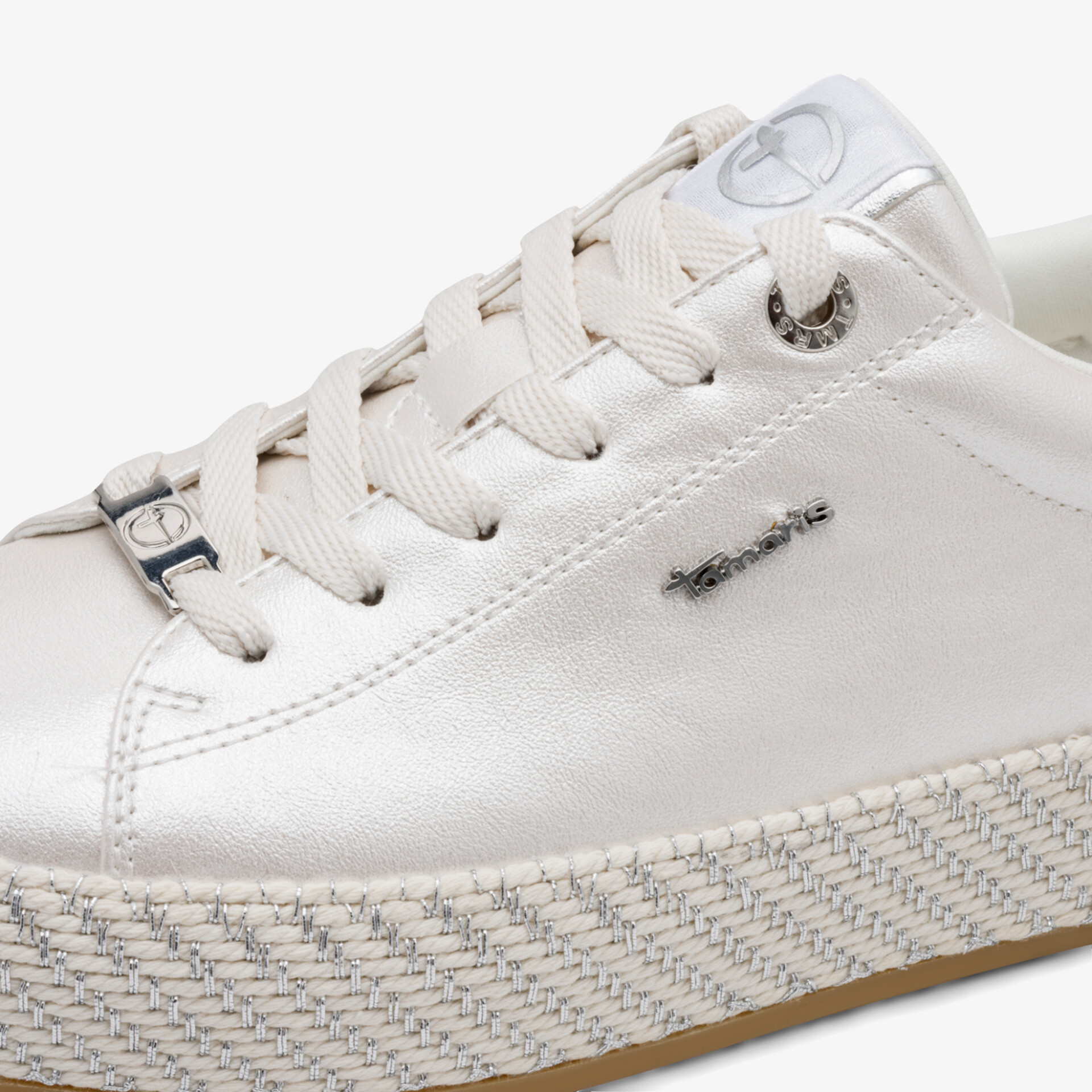 Stilvoller weißer Sneaker mit robustem Design und hochwertigen Materialien.