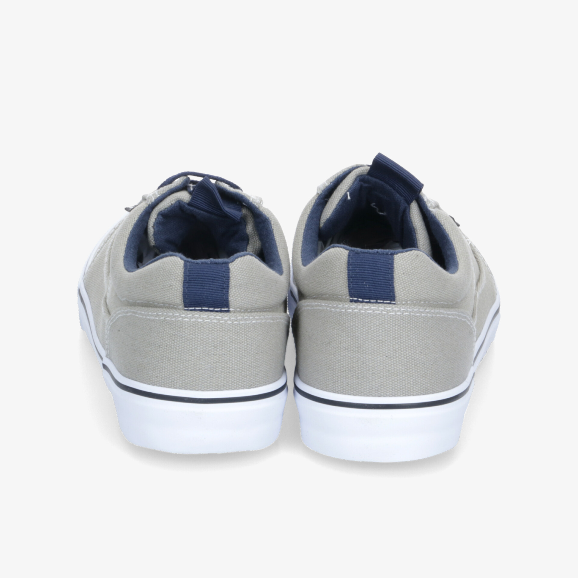 Rückansicht eines bequemen Sneakers mit weißer Sohle und robustem, atmungsaktivem Material