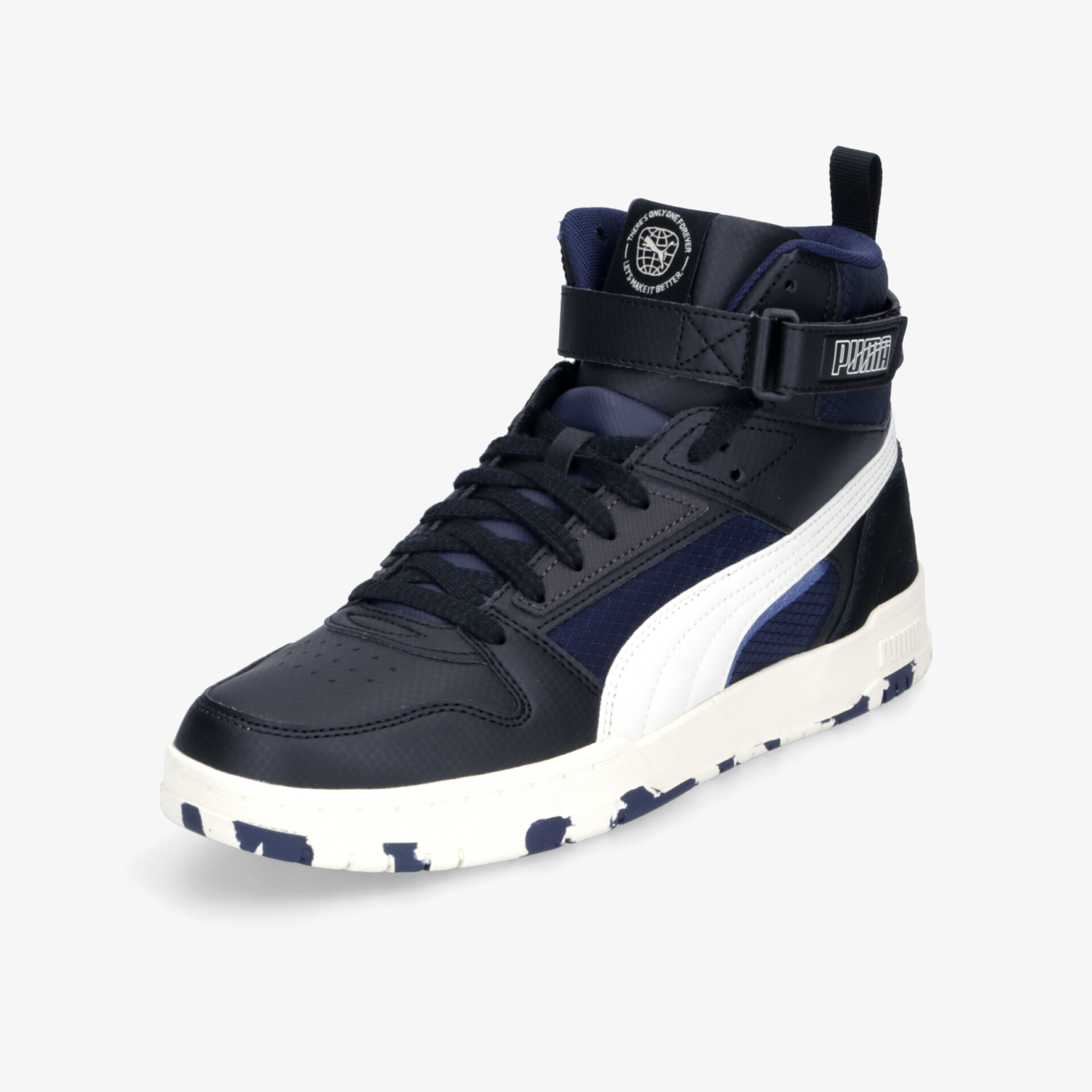 Moderner Sportschuh mit hohem Schaft, robuster Schnürung und rutschfester Profilsohle für optimalen Komfort und Halt.