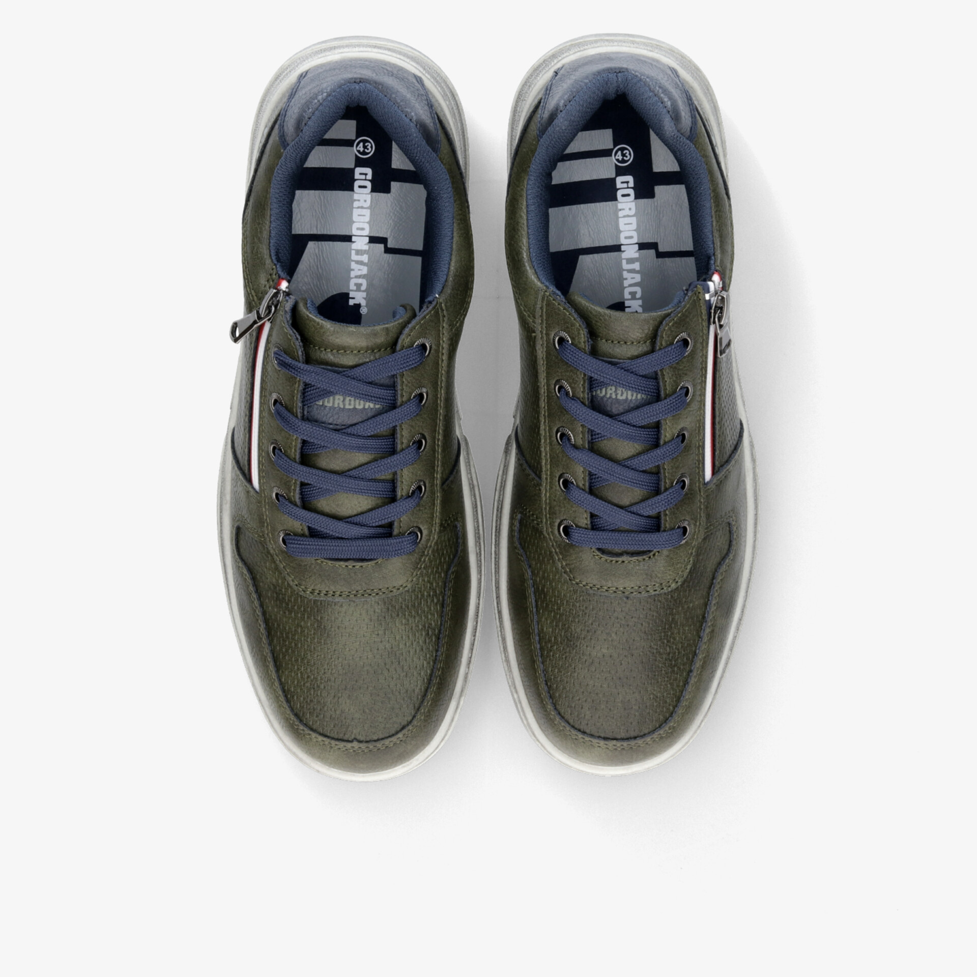 Robuste grüne Sportschuhe mit gepolsterten Innensohlen und atmungsaktivem Material, bereit für jede Aktivität