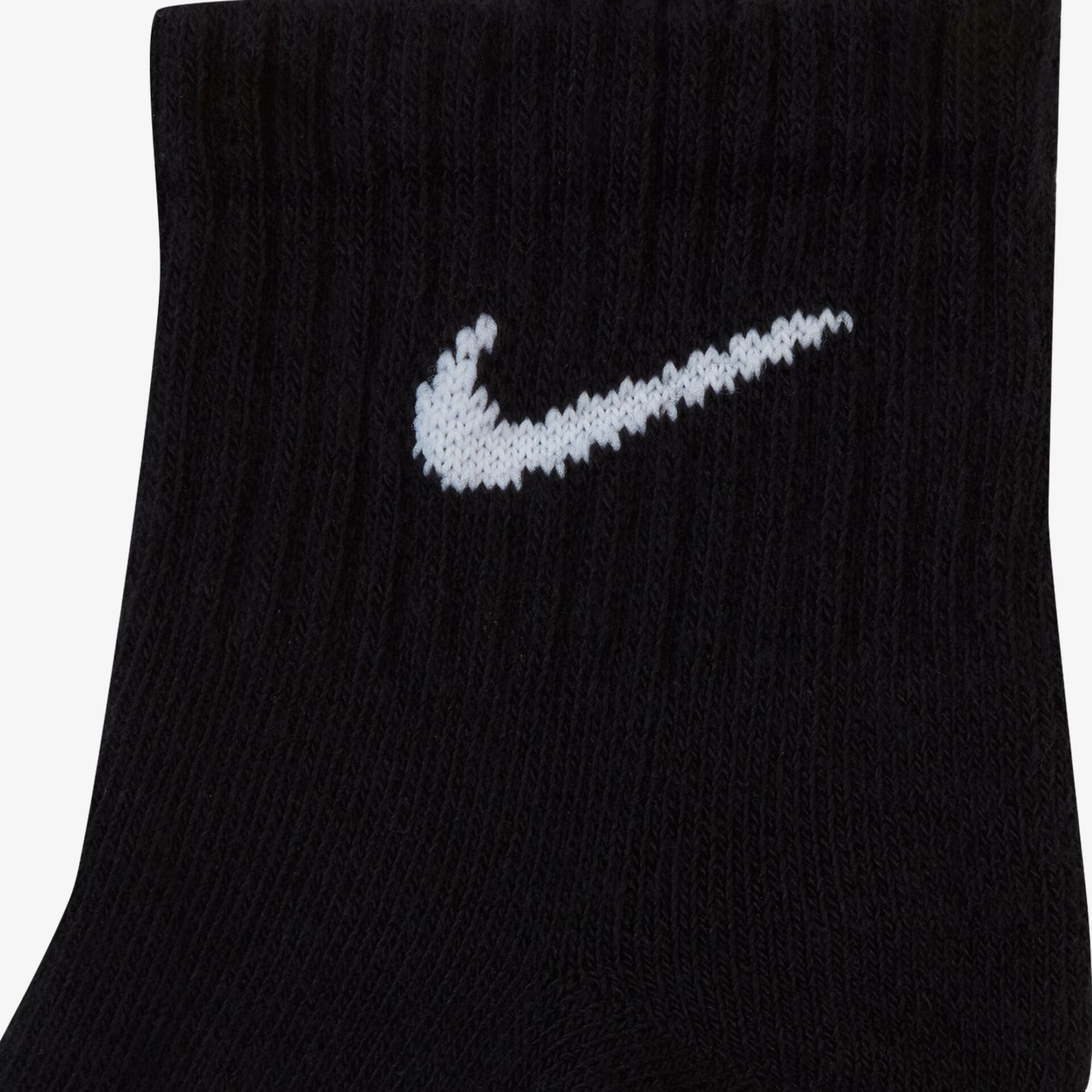 Schwarze Nike Socke mit weißem Logo, elastisch und atmungsaktiv, ideal für sportlichen Komfort