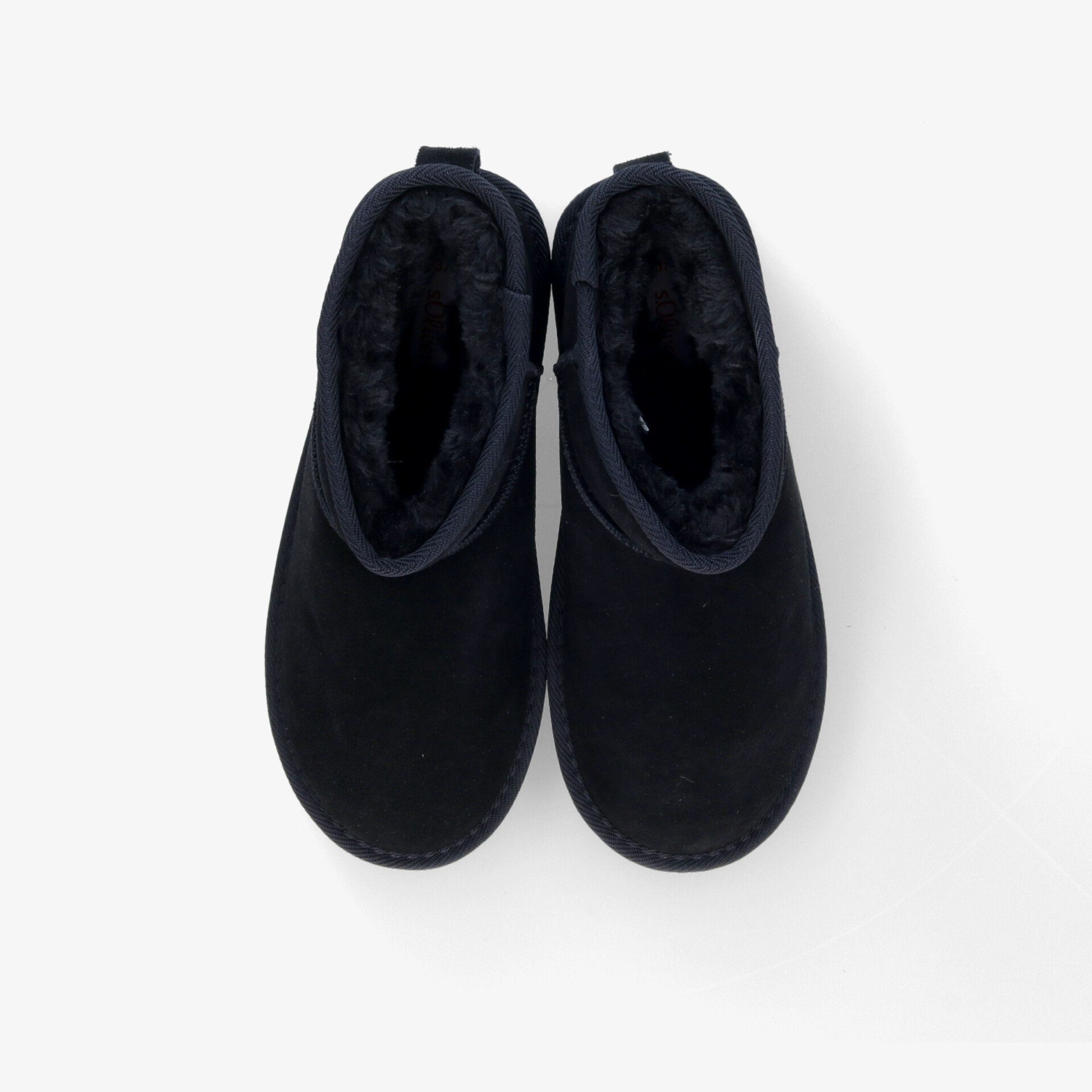 Bequemes schwarzes Paar Schuhe mit weichem, warmem Innenfutter, ideal für kalte Tage und angenehmen Tragekomfort