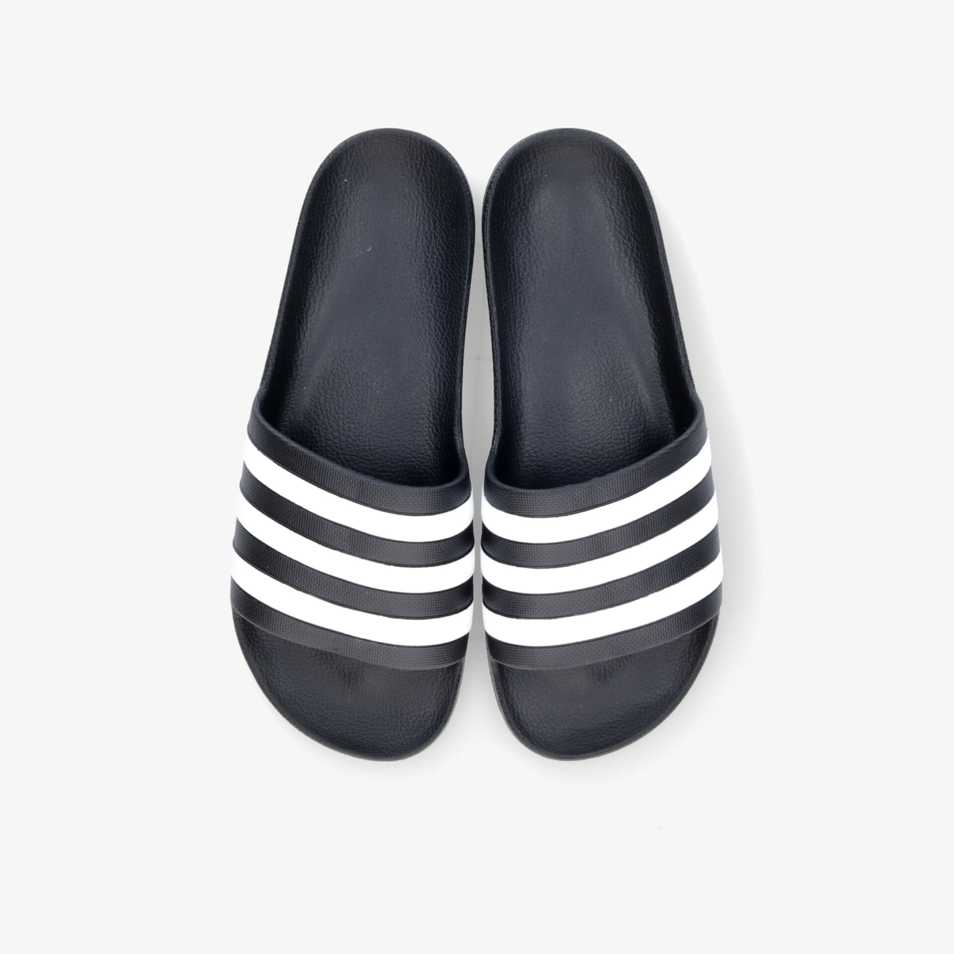 Schwarze Badeschlappen mit weißen Streifen, ideal für Freizeit oder Strand