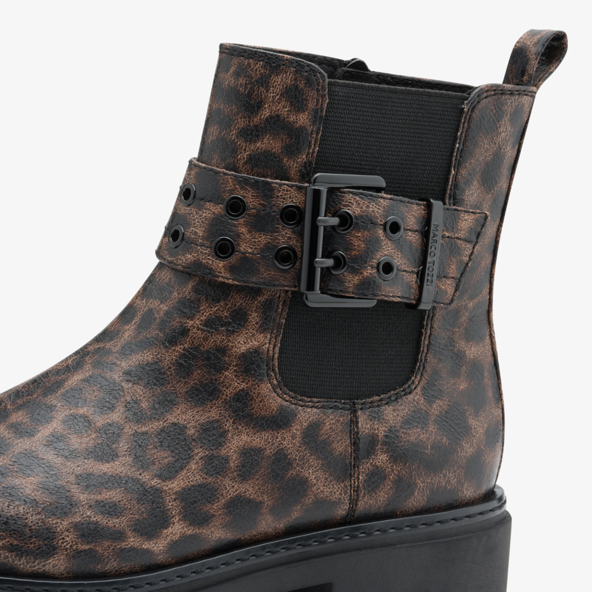 Modische Stiefelette mit angesagtem Leopardmuster, Schnallenriemen und bequemem elastischem Einsatz in seitlicher Ansicht