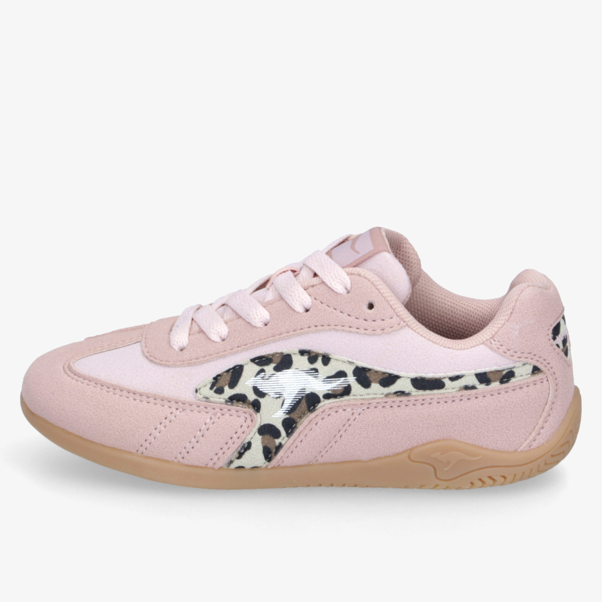 Seitliche Ansicht eines rosa Sneakers mit gepolsterter Achillessehne und rutschfester Sohle für optimalen Komfort