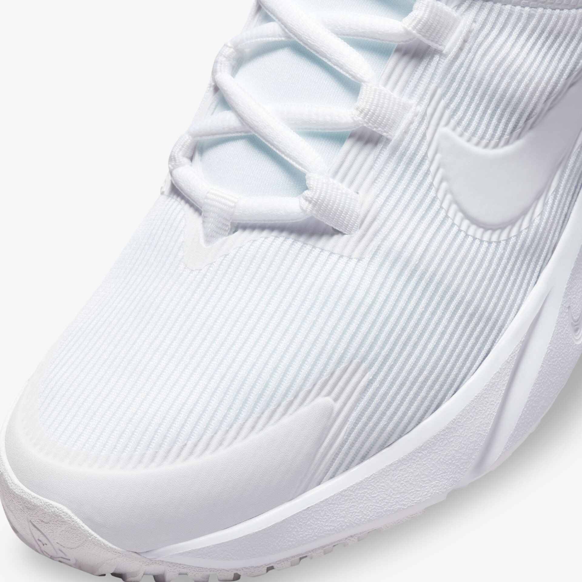 Sportlicher weißer Sneaker mit modernem Design und atmungsaktiver Oberfläche für optimalen Tragekomfort.