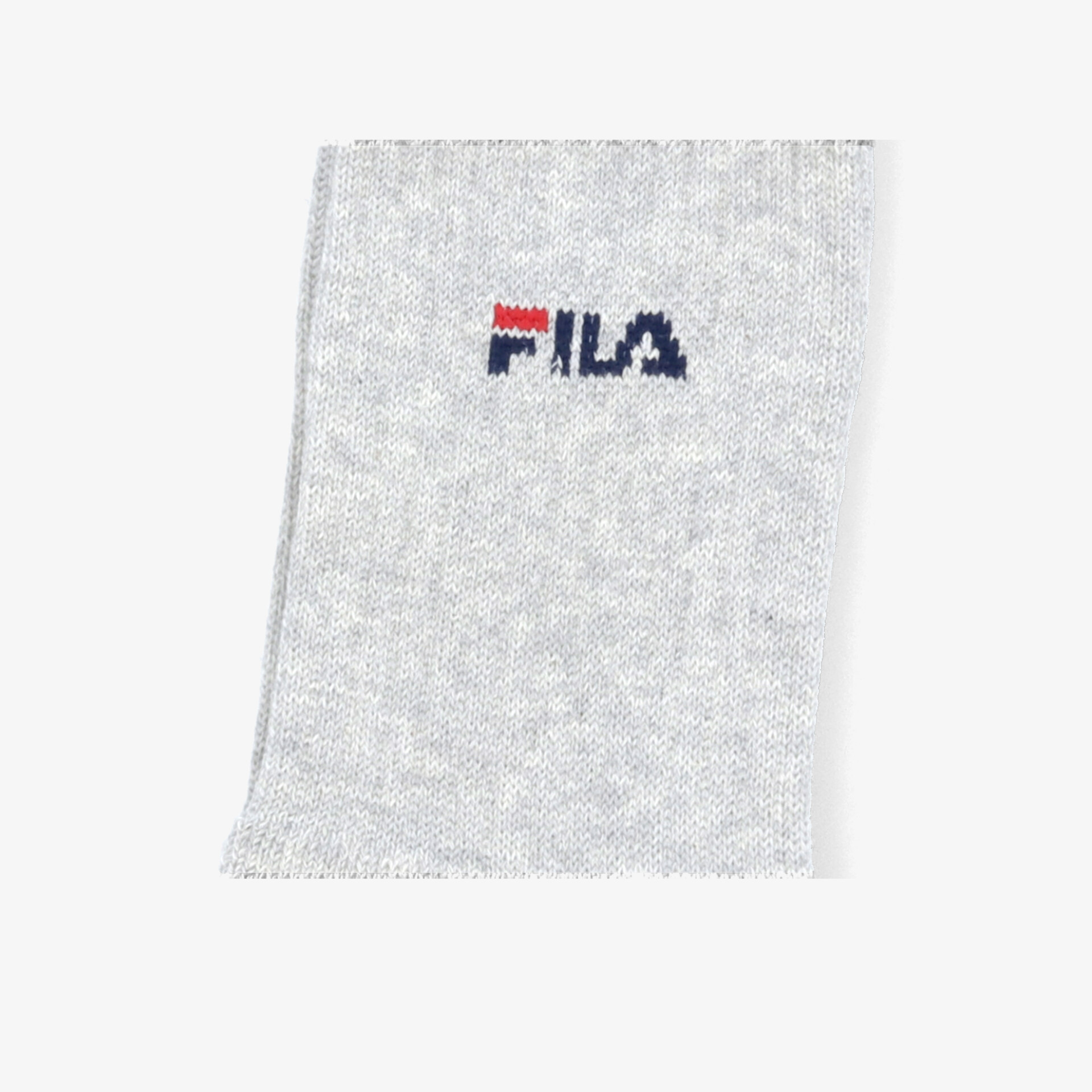 Detailaufnahme einer grauen Sportsocke mit sichtbarem FILA Logo, weiches und elastisches Material