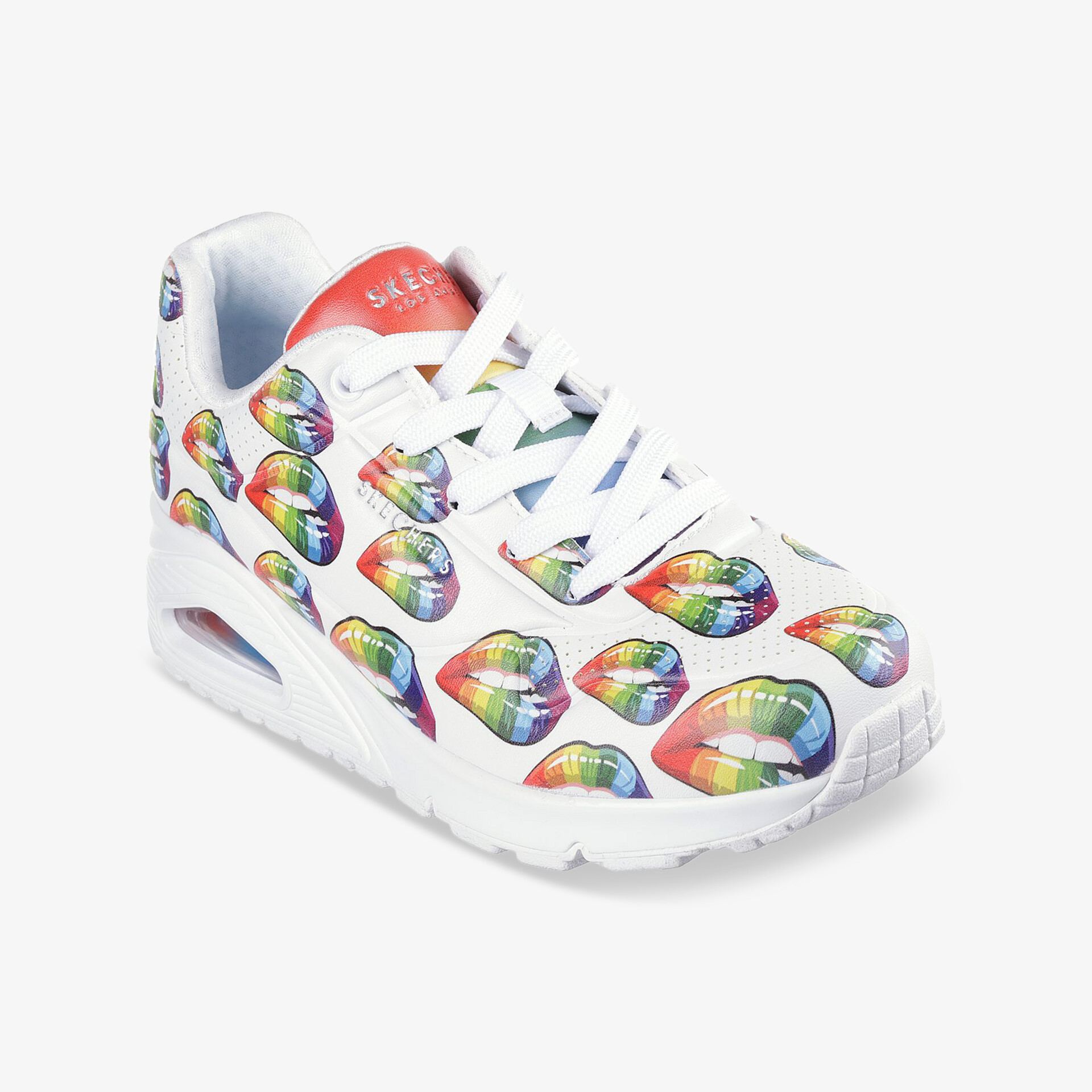 Modischer Sneaker mit komfortabler Passform und farbenfrohem Herzmuster, perfekte 3/4-Ansicht von vorne