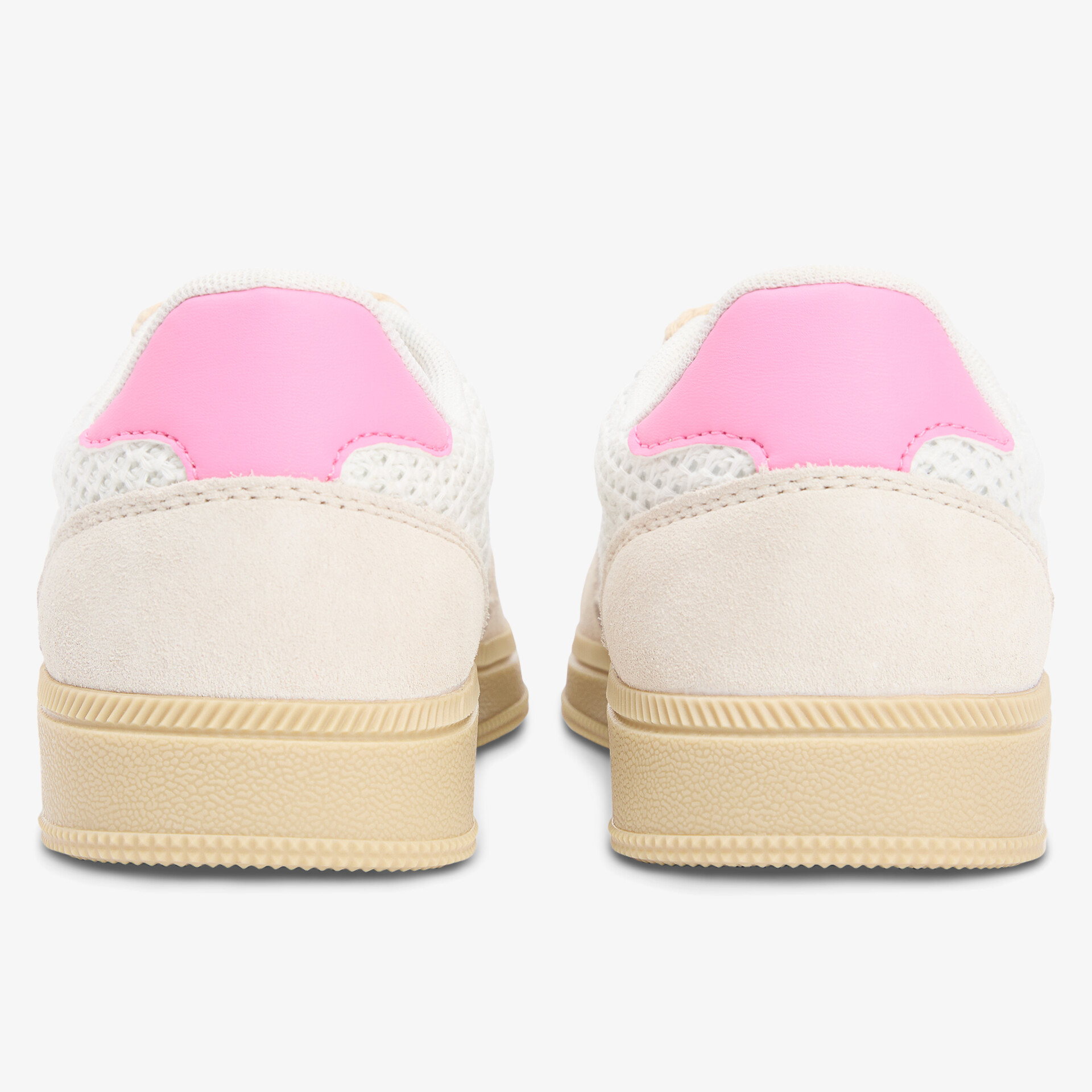 Rückansicht bequemer Sneaker mit weichem Wildleder und kontrastfarbener Sohle im Casual-Stil
