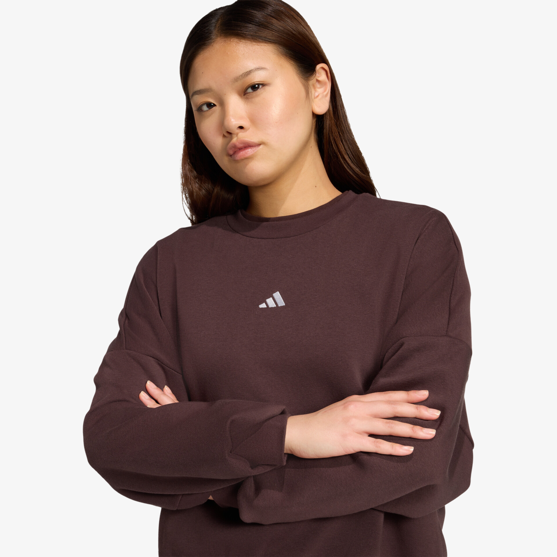 Modell trägt locker sitzendes Sweatshirt mit dezentem Logo, komfortabel und modern im Design