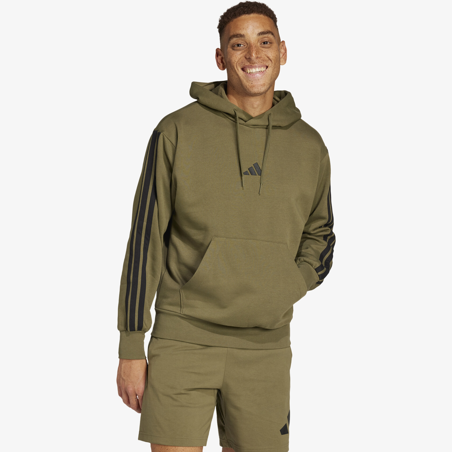 Bequemer und sportlicher olivgrüner Kapuzenpullover mit gestreiften Ärmeln und praktischer Kängurutasche