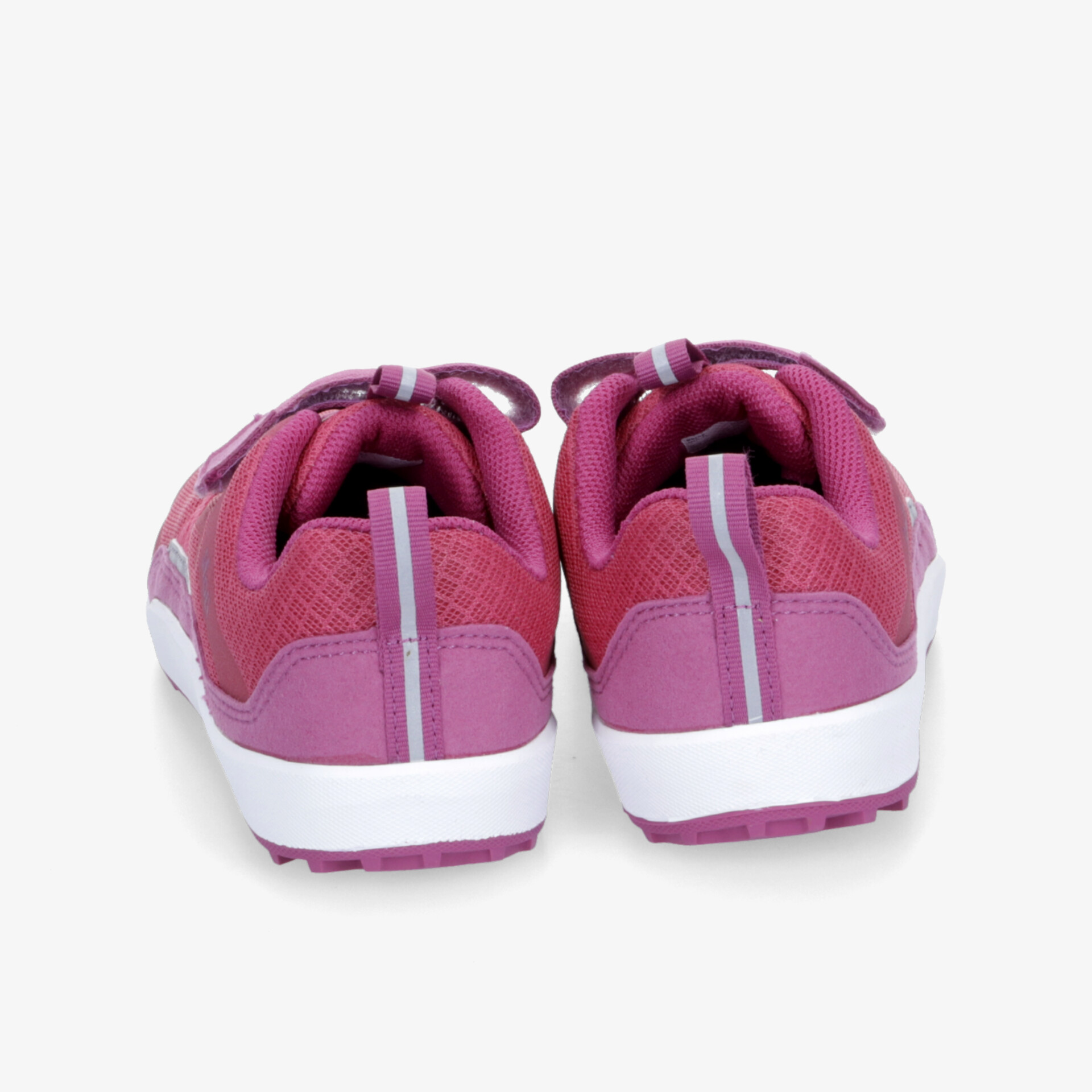 Rückansicht von robustem pink-weißem Sportschuh mit gepolstertem Innenbereich und rutschfester Sohle