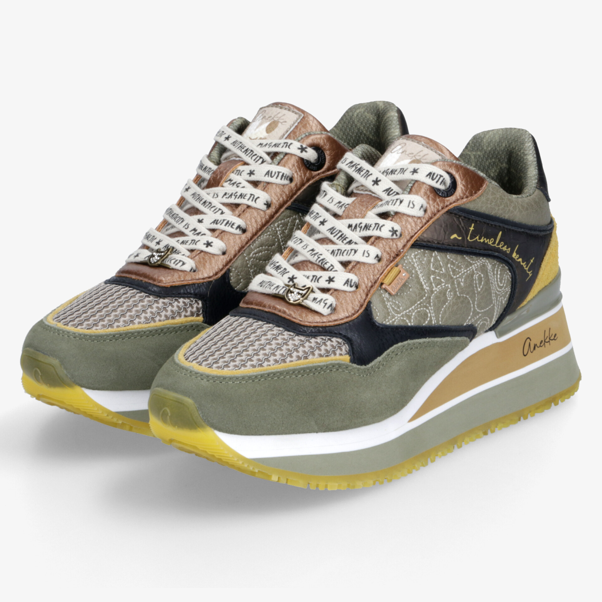 Modische Sneaker mit mehrfarbigem Design, ideal für einen stilvollen Auftritt und maximalen Komfort.