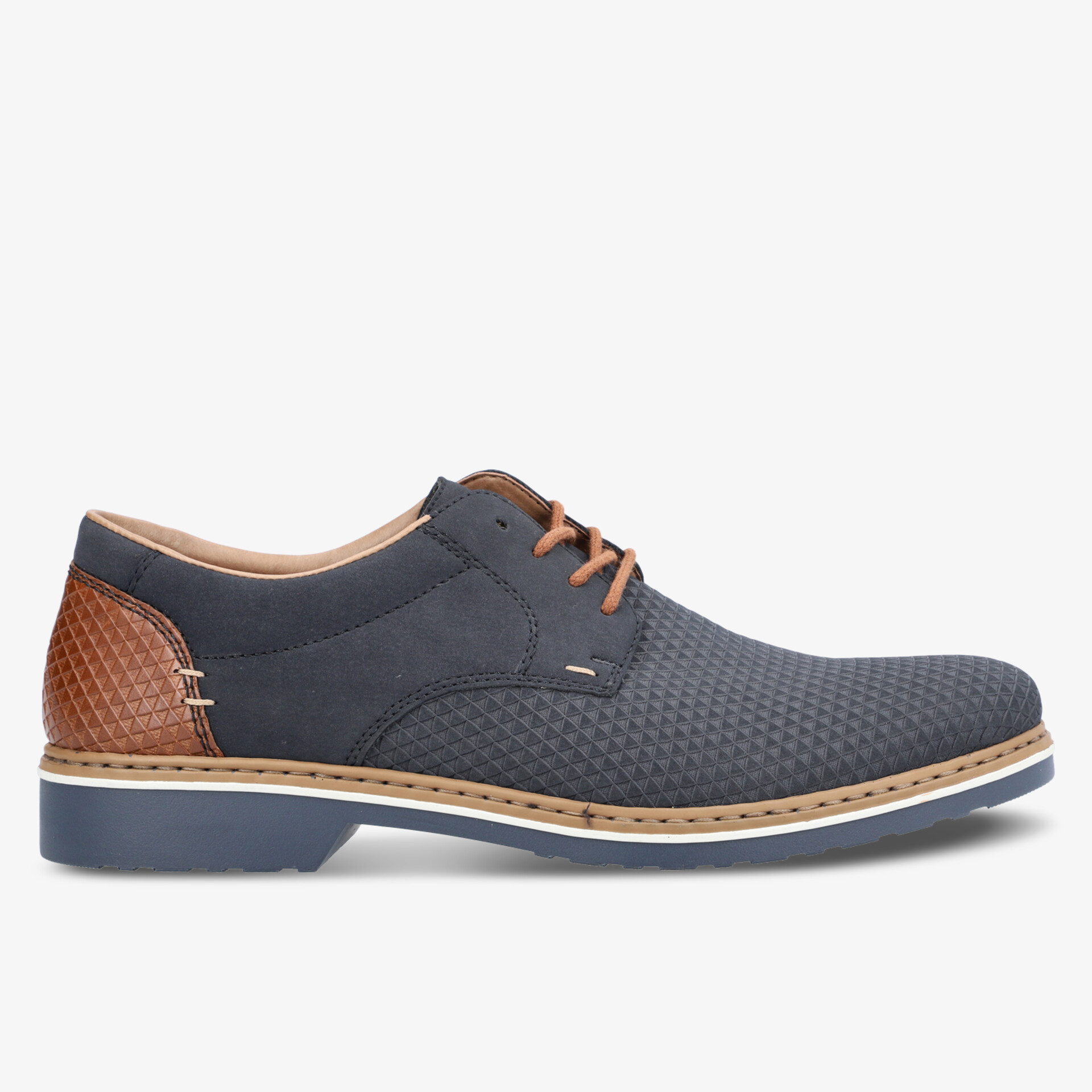 seitlich sichtbarer moderner Schnürschuh mit atmungsaktivem Obermaterial und kontrastierendem Lederdetail