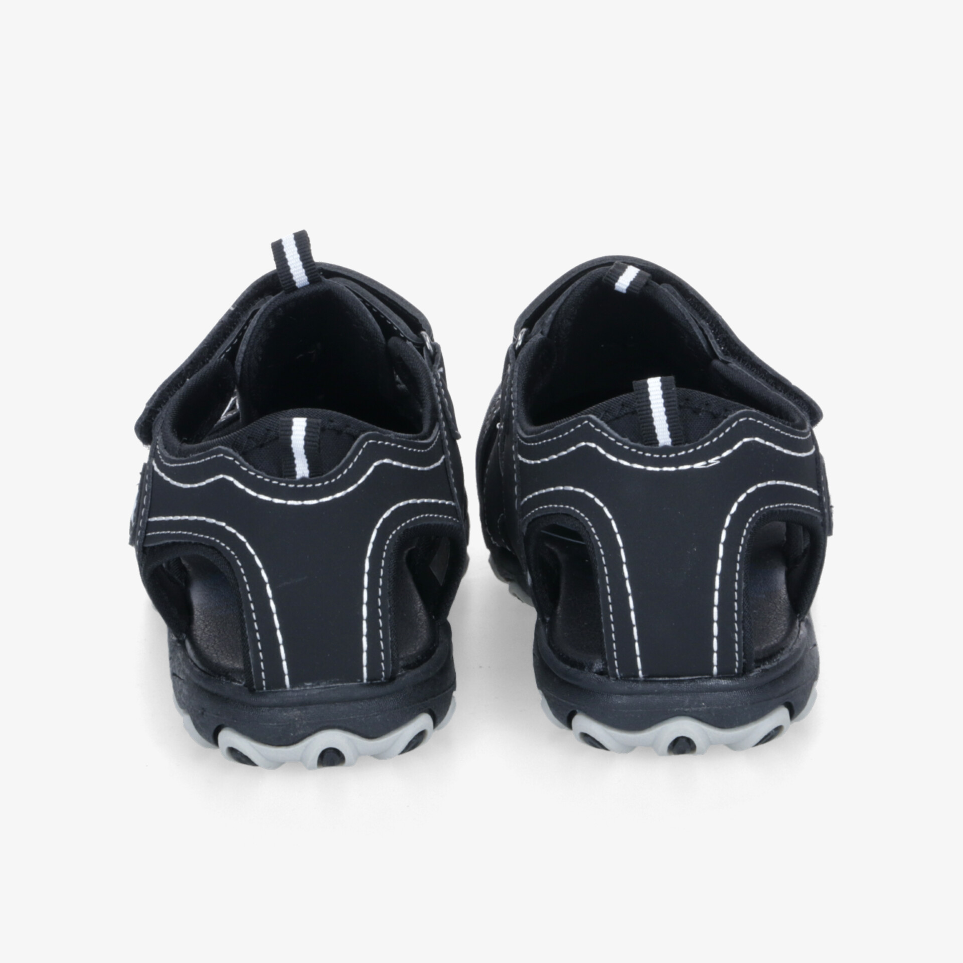 Robuste schwarze Freizeitschuhe mit rutschfester Sohle und gepolstertem Schaft, sportliches Design und reflektierende Akzente