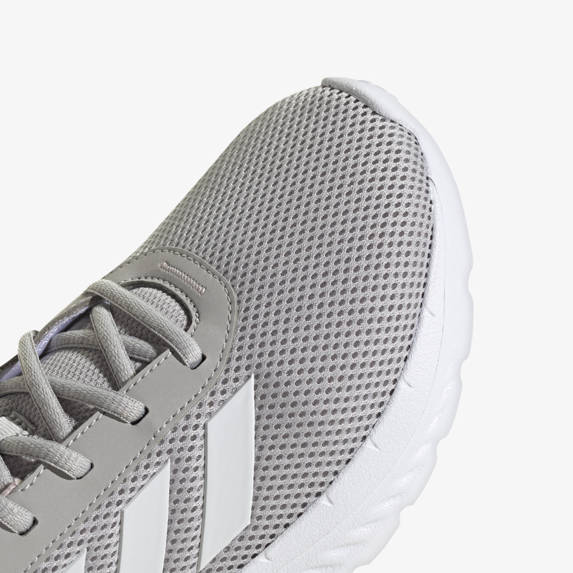 Detailaufnahme grauer Sneaker mit luftdurchlässigem Mesh-Material und robuster, weißer Sohle