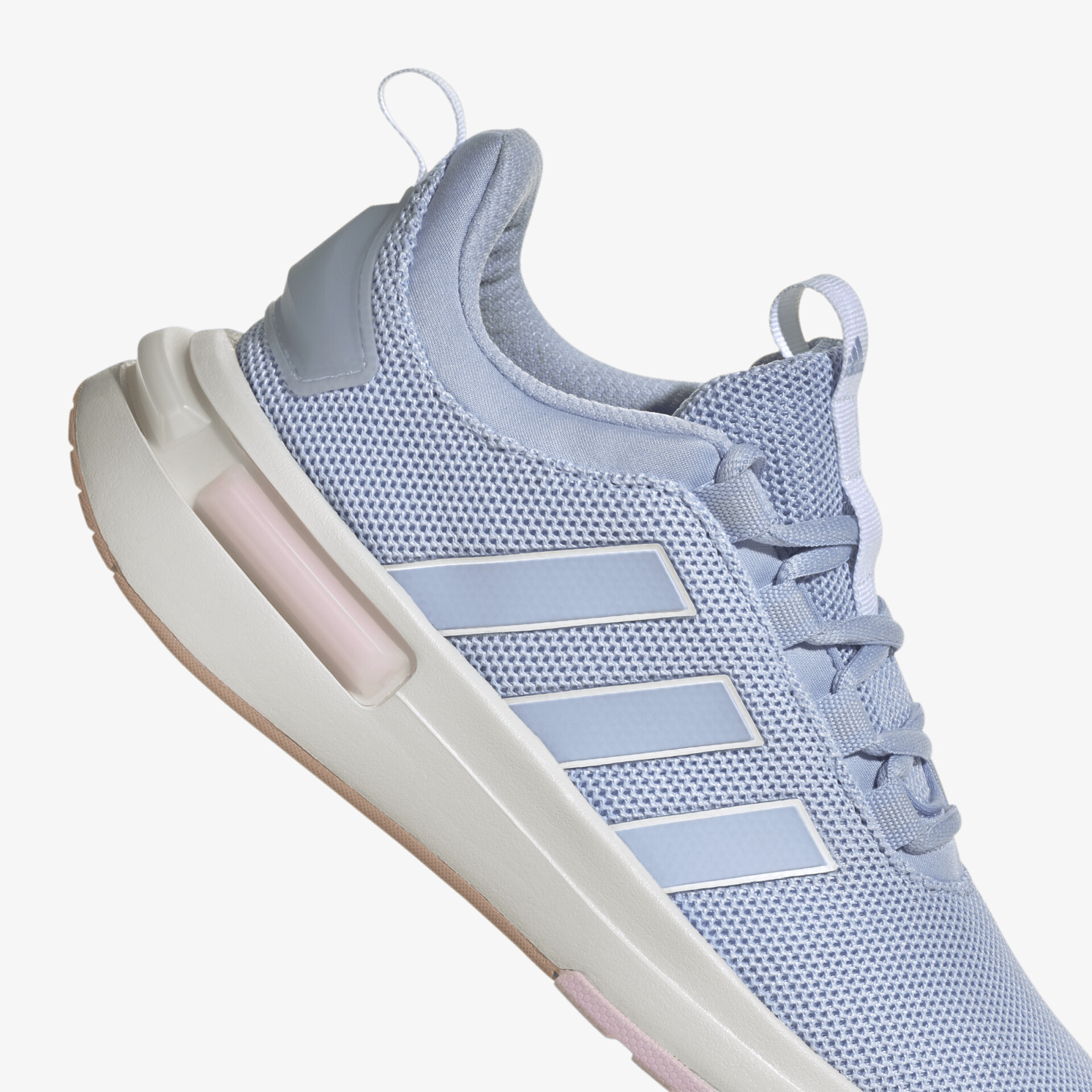 Moderner Sneaker mit atmungsaktivem Mesh-Obermaterial und rutschfester Sohle in seitlicher Ansicht.