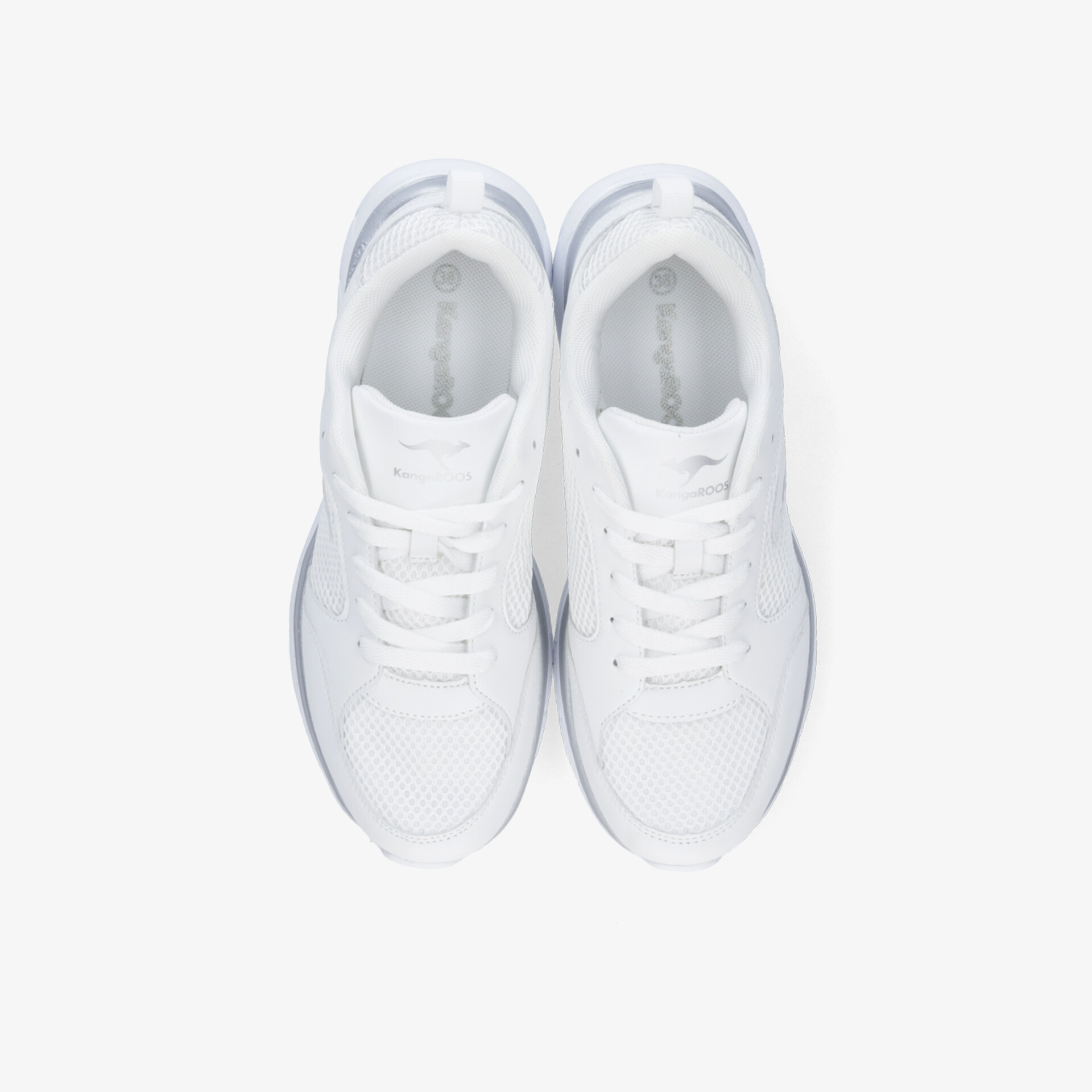 Weiße Sneaker in moderner Optik für vielseitige Kombinationen und hohen Tragekomfort.