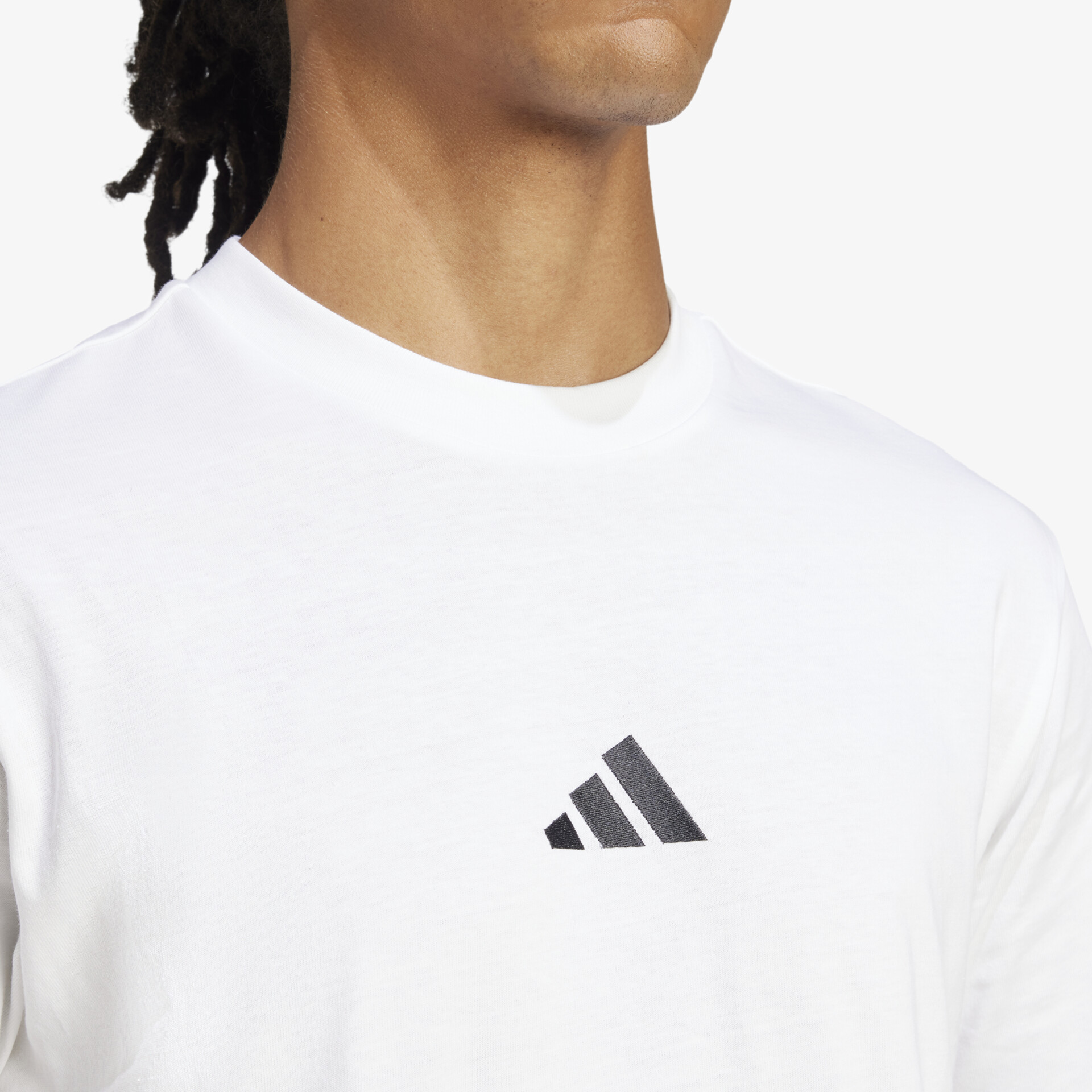 Weißes sportliches T-Shirt mit rundem Ausschnitt und gut sichtbarem Adidas Logo in schlichtem Design