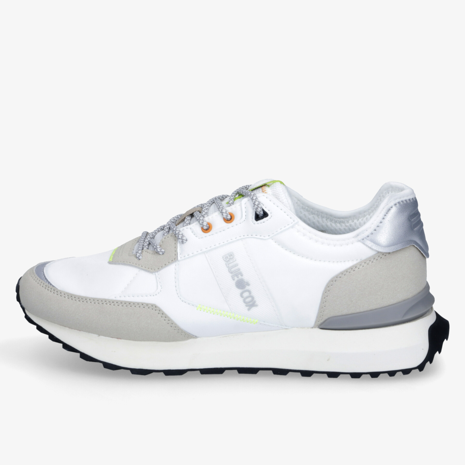 Seitlicher Blick auf sportlichen weißen Sneaker mit komfortabler Polsterung und rutschfester Sohle