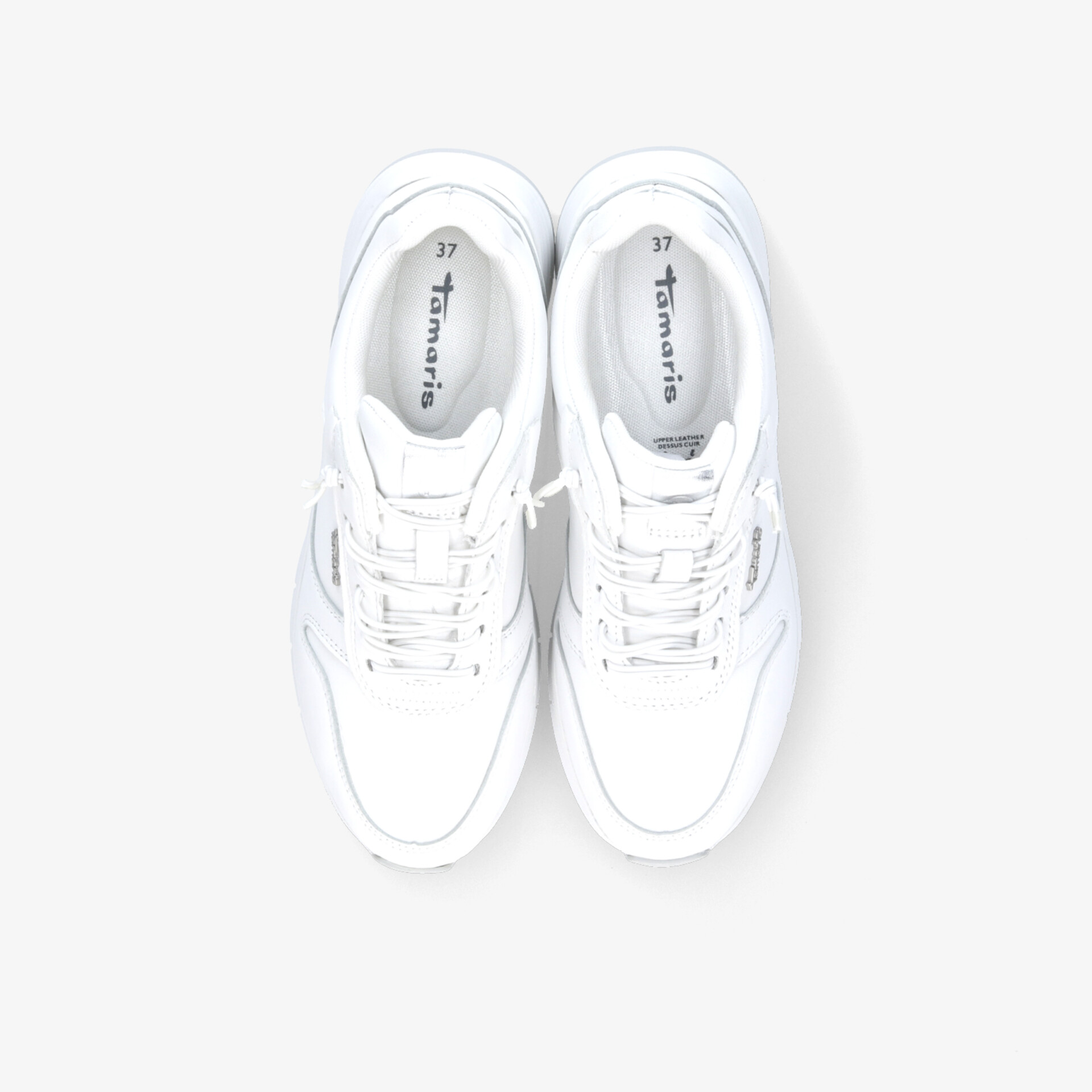 Top-Down Ansicht von einem Paar weißer Sneaker mit bequemer Passform und robustem Design