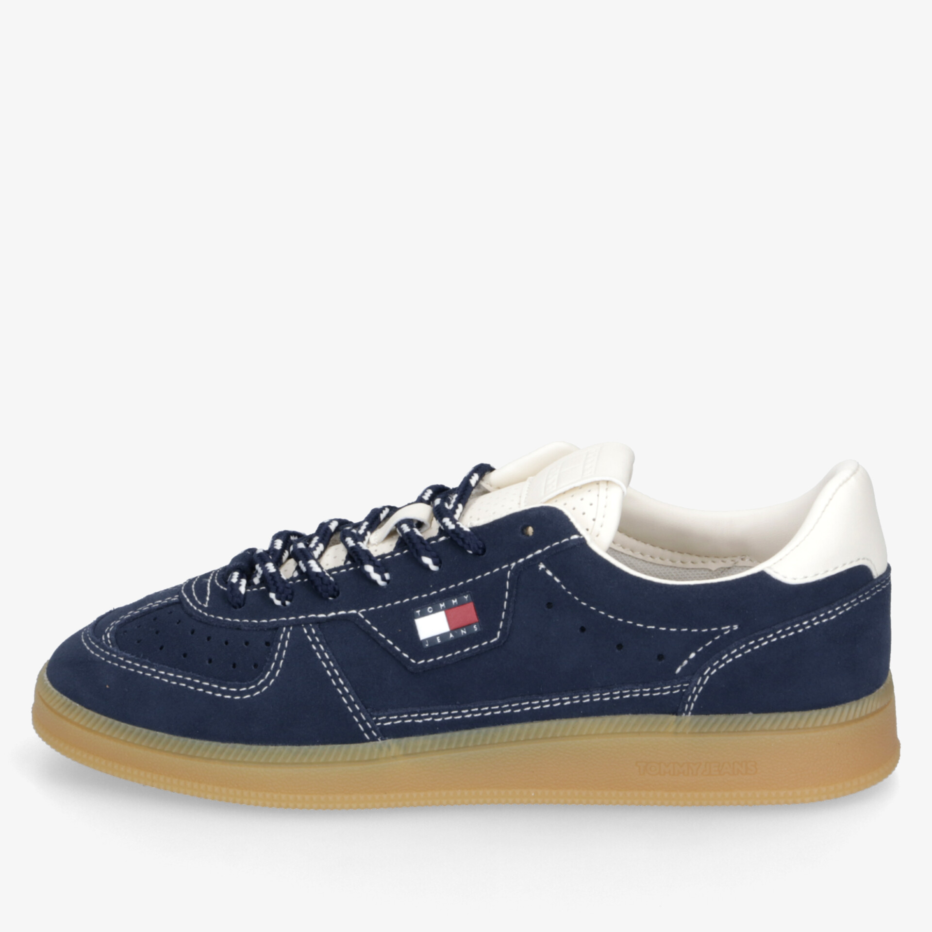 Blauer Sneaker mit stabiler Gummisohle und bequemer Passform in klarer Seitenansicht