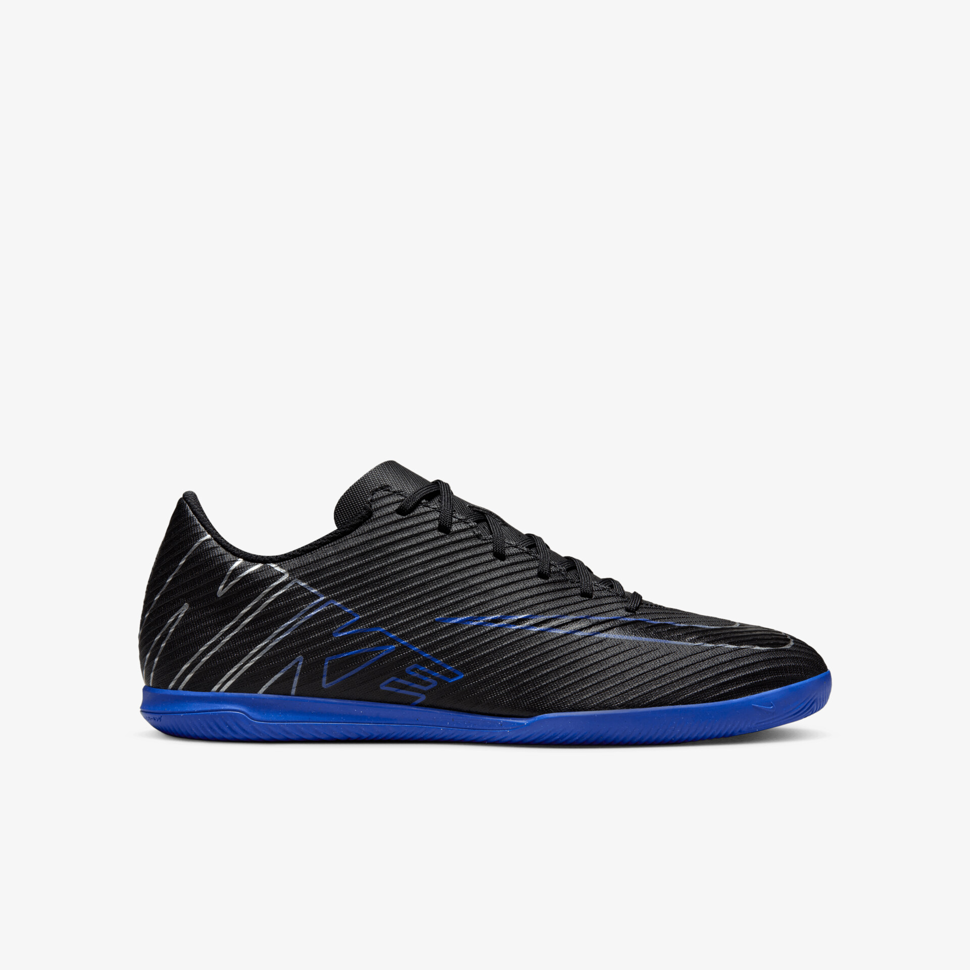 Schwarzer leichter Sportschuh mit flexibler, rutschfester dunkelblauer Sohle und modernem Design seitlich