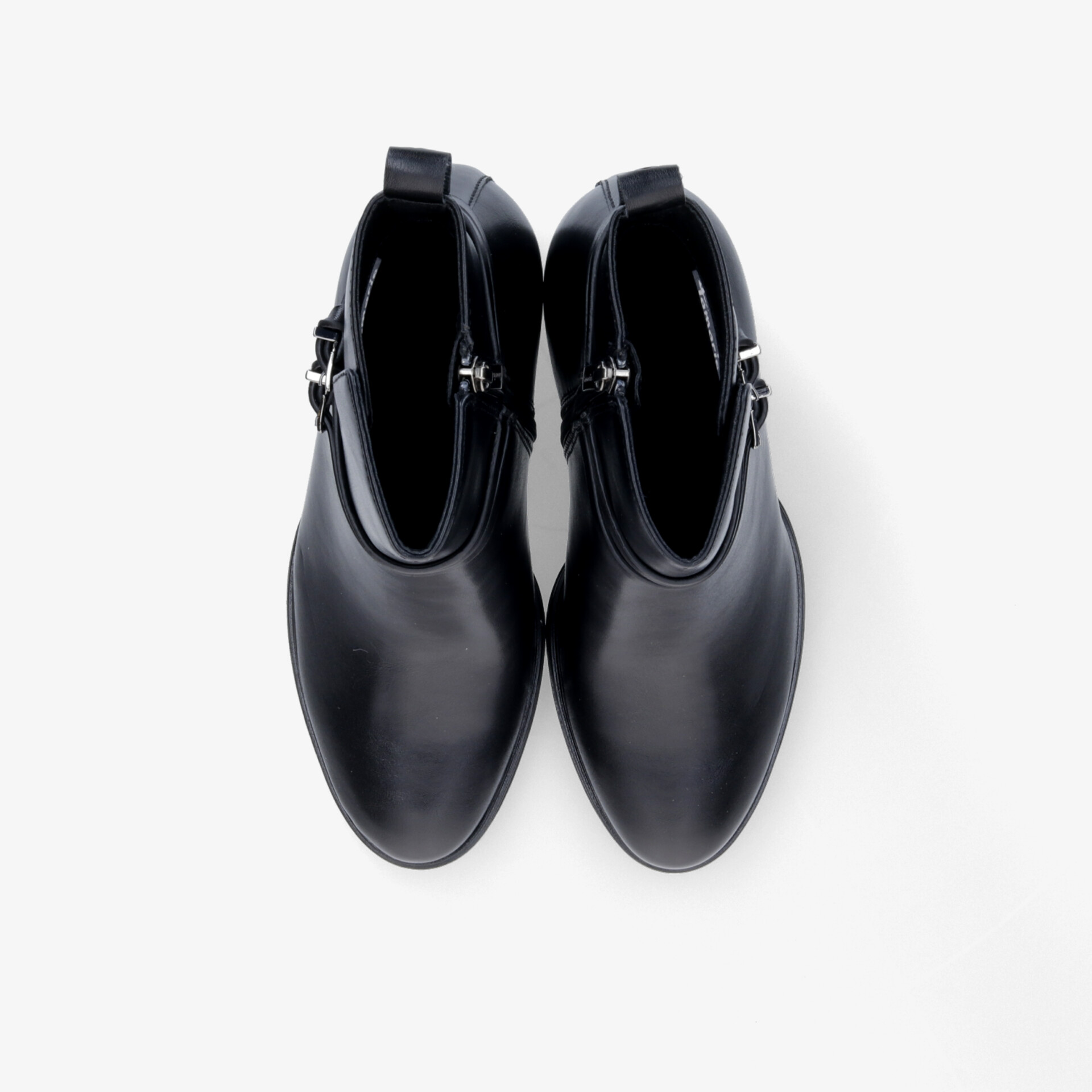 Schwarze Stiefeletten im Paar, elegante und bequeme Schuhe mit seitlichem Reißverschluss, Draufsicht