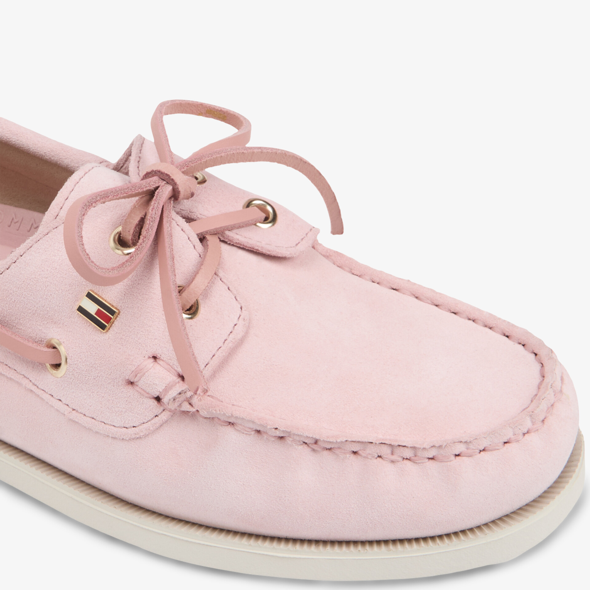 Eleganter rosa Mokassin aus Leder mit Schleifen und klassischen Details.