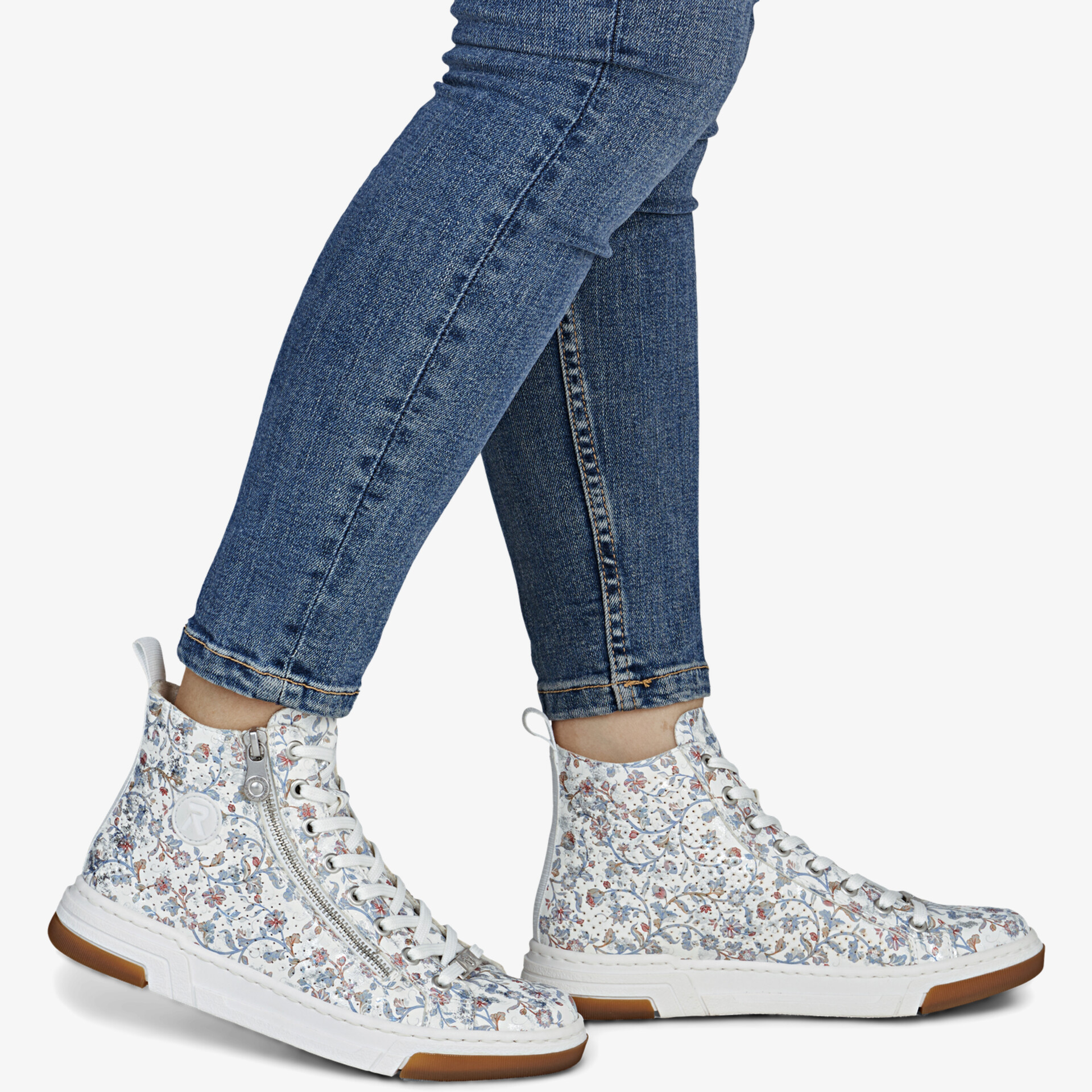 Trendige weiße Sneaker mit floralem Muster und flacher Sohle, bequem und stylisch getragen