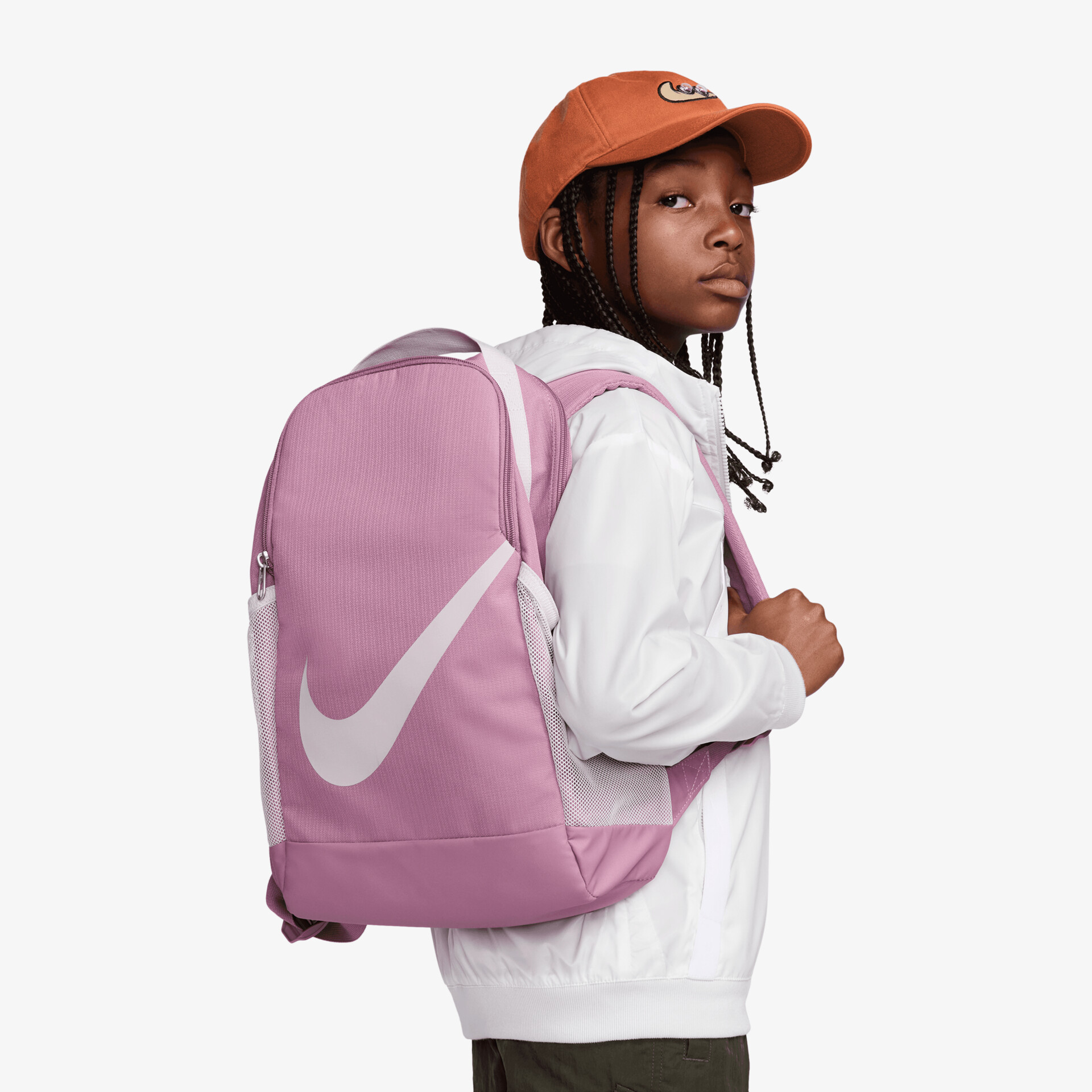 Seitliche Ansicht eines robusten pink-weißen Rucksacks mit sportlichem und großzügigem Stauraum, bequem zu tragen