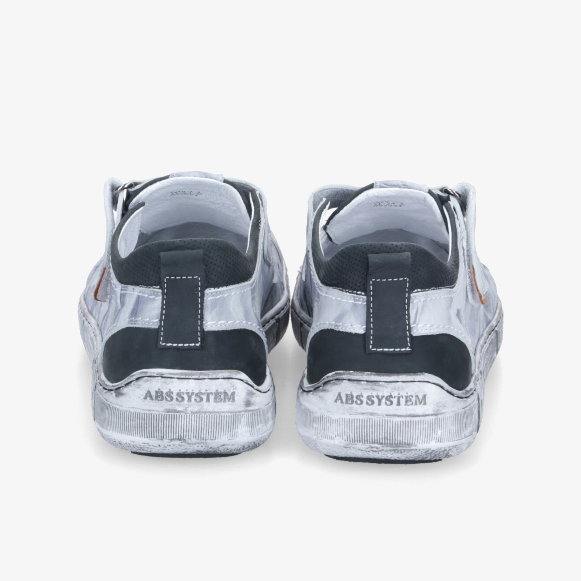 Rückansicht von robusten Sportschuhen mit grauem Obermaterial und weißer rutschfester Sohle für optimalen Komfort