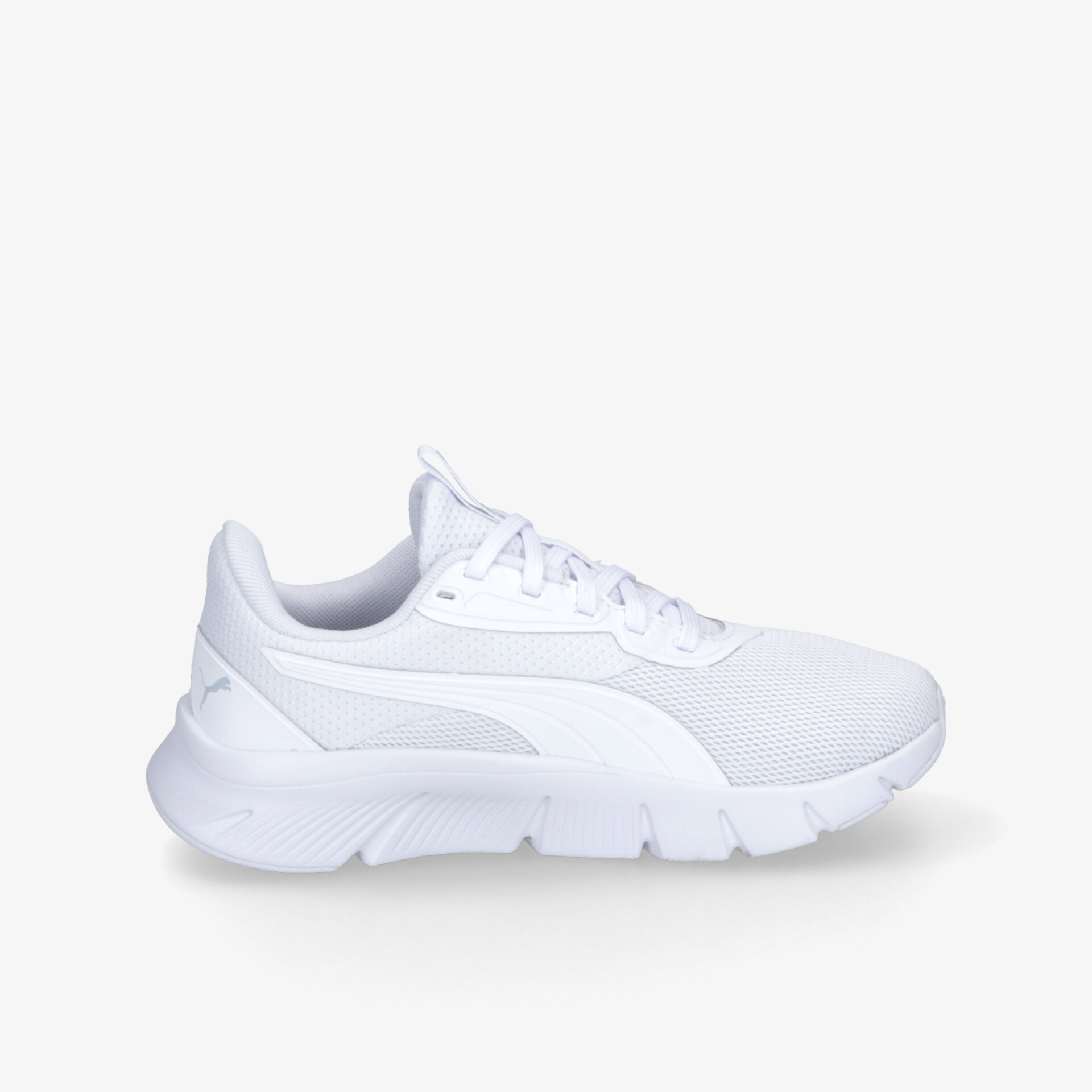 Weißer leichter Sportschuh mit atmungsaktivem Obermaterial und stoßdämpfender Sohle, moderner Komfort