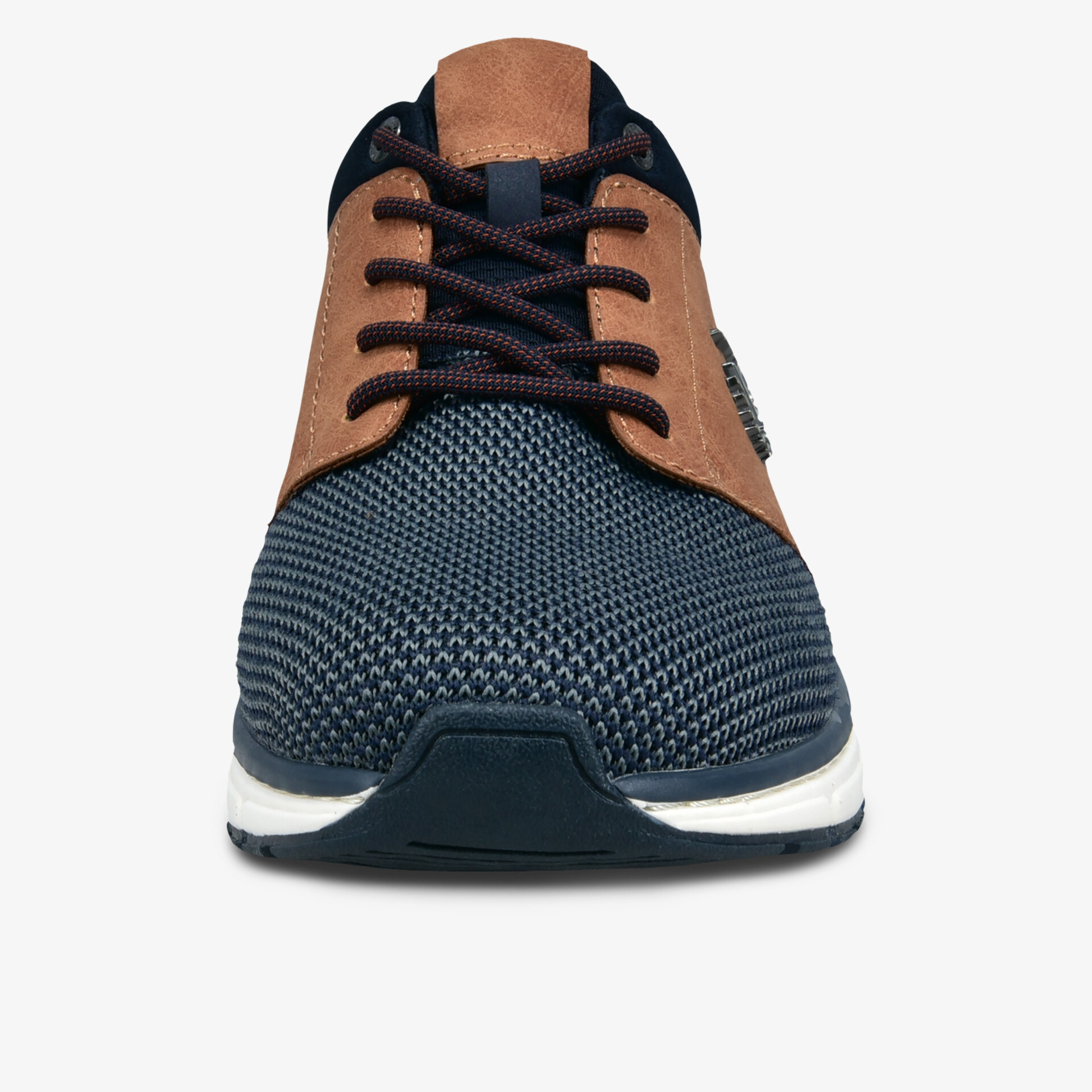 Frontansicht eines atmungsaktiven Schuhs mit leichter, flexibler Sohle und komfortabler Passform