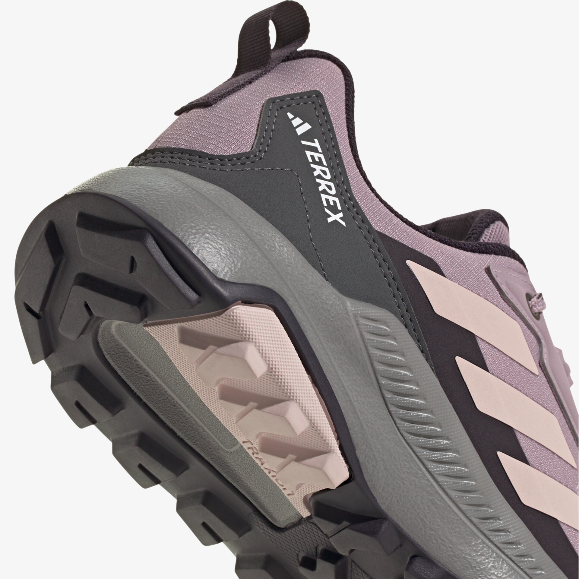 Detailaufnahme der robusten Outdoor-Schuhsohle mit tiefem Profil für optimalen Grip und Stabilität