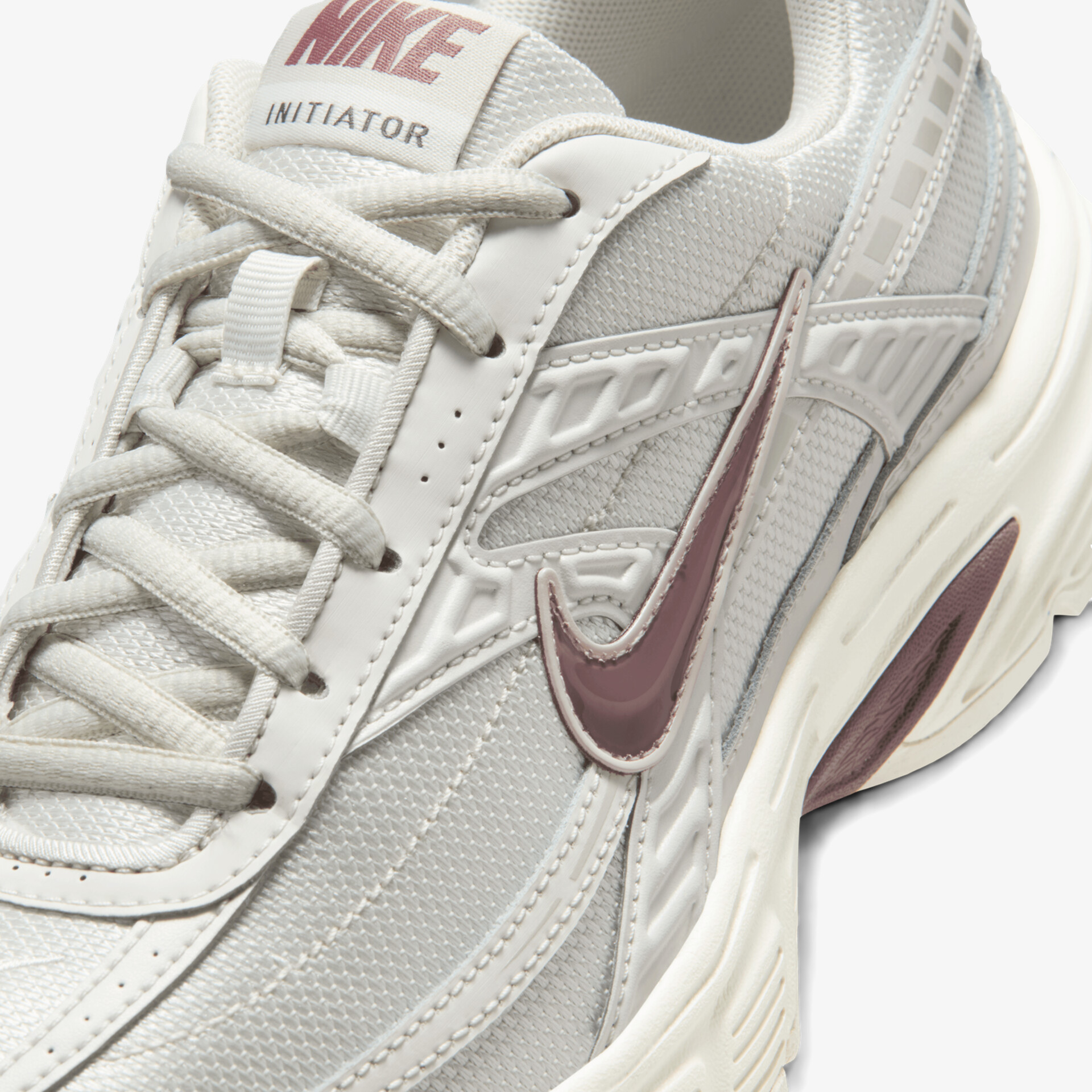 Moderner Sneaker mit stilvollem Design und robustem Material.