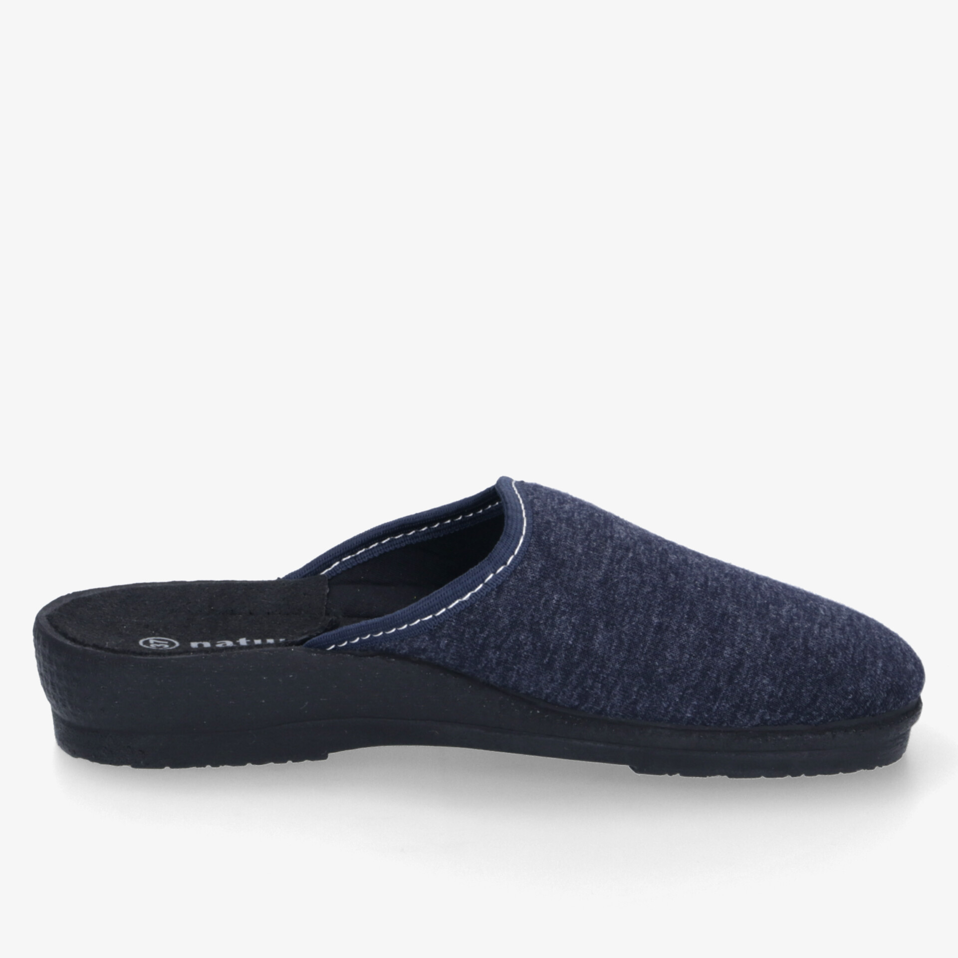 Seitenansicht eines komfortablen, weichen Hausschuhs mit rutschfester Sohle und einfacher Slip-On Passform