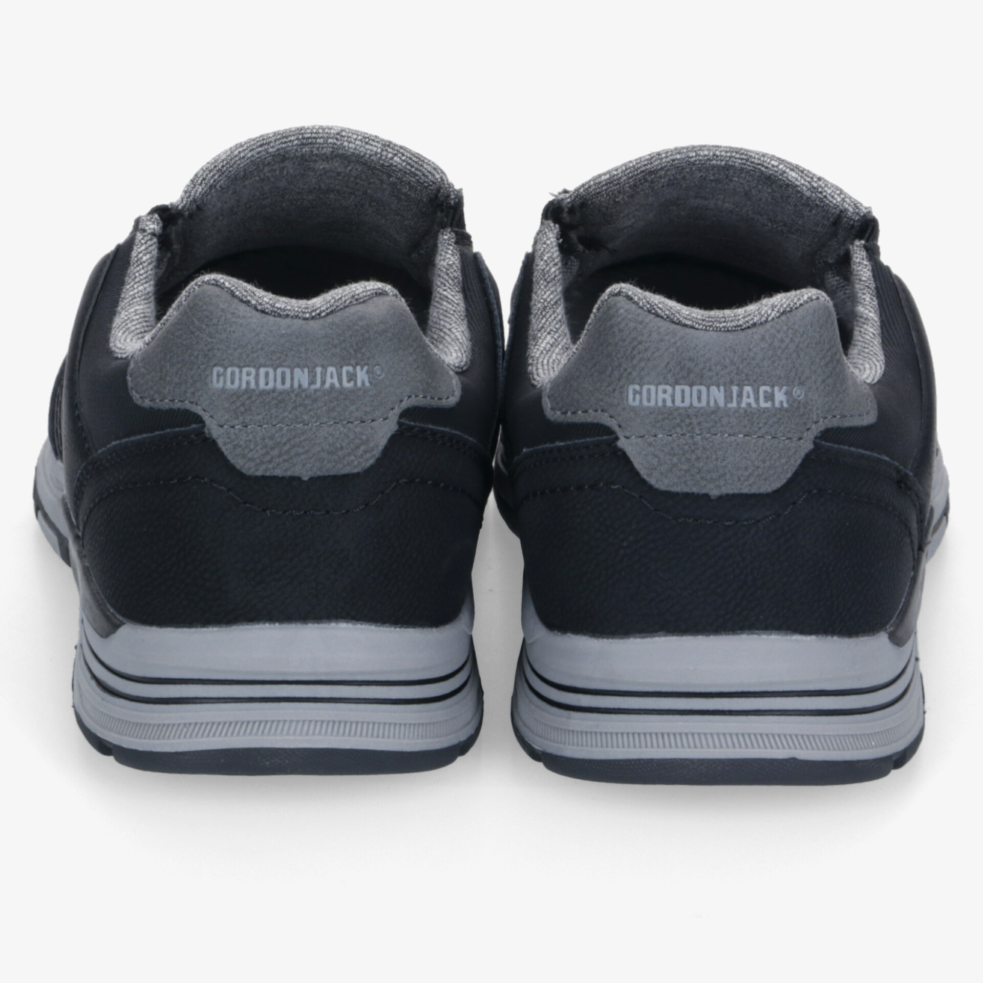 Robuste schwarze Sneaker mit gepolstertem Schaft und rutschfester Sohle zeigen komfortables, modernes Design