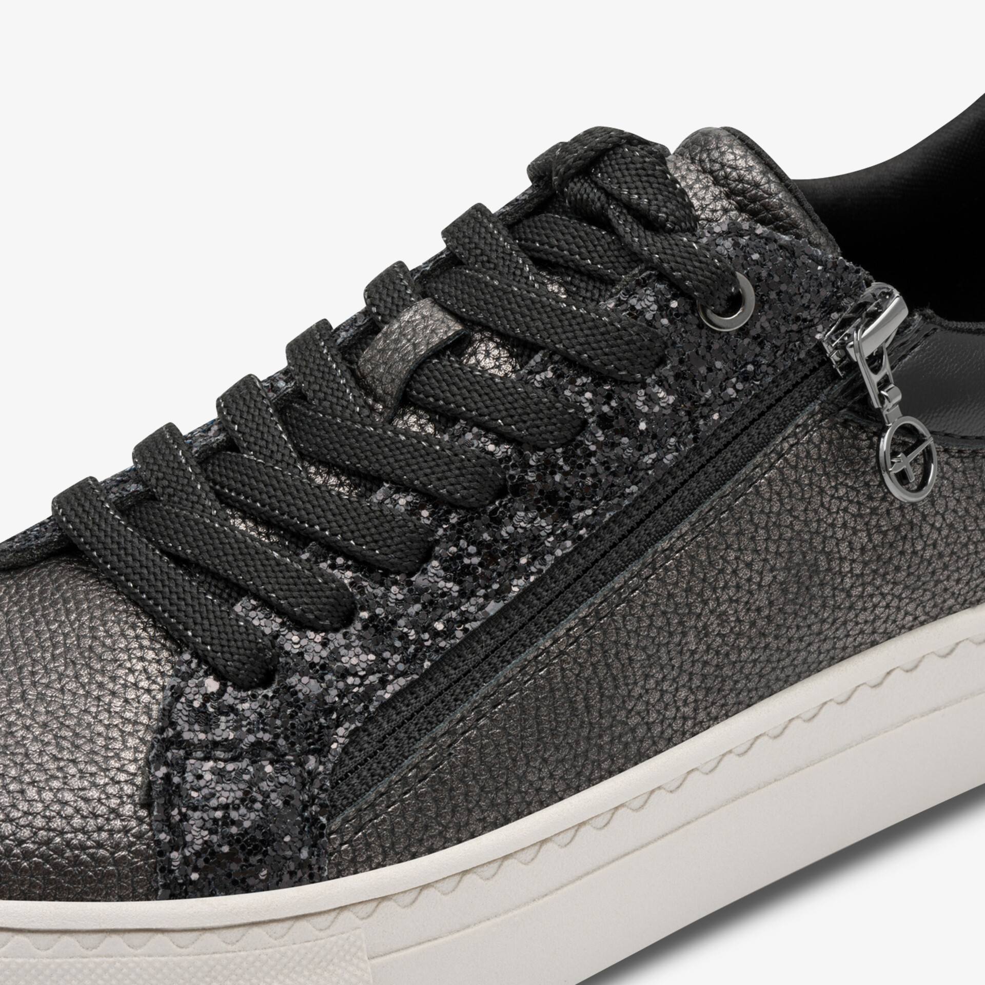 Moderner Sneaker mit bequemer Schnürung und seitlichem Reißverschluss in hochwertiger Materialqualität