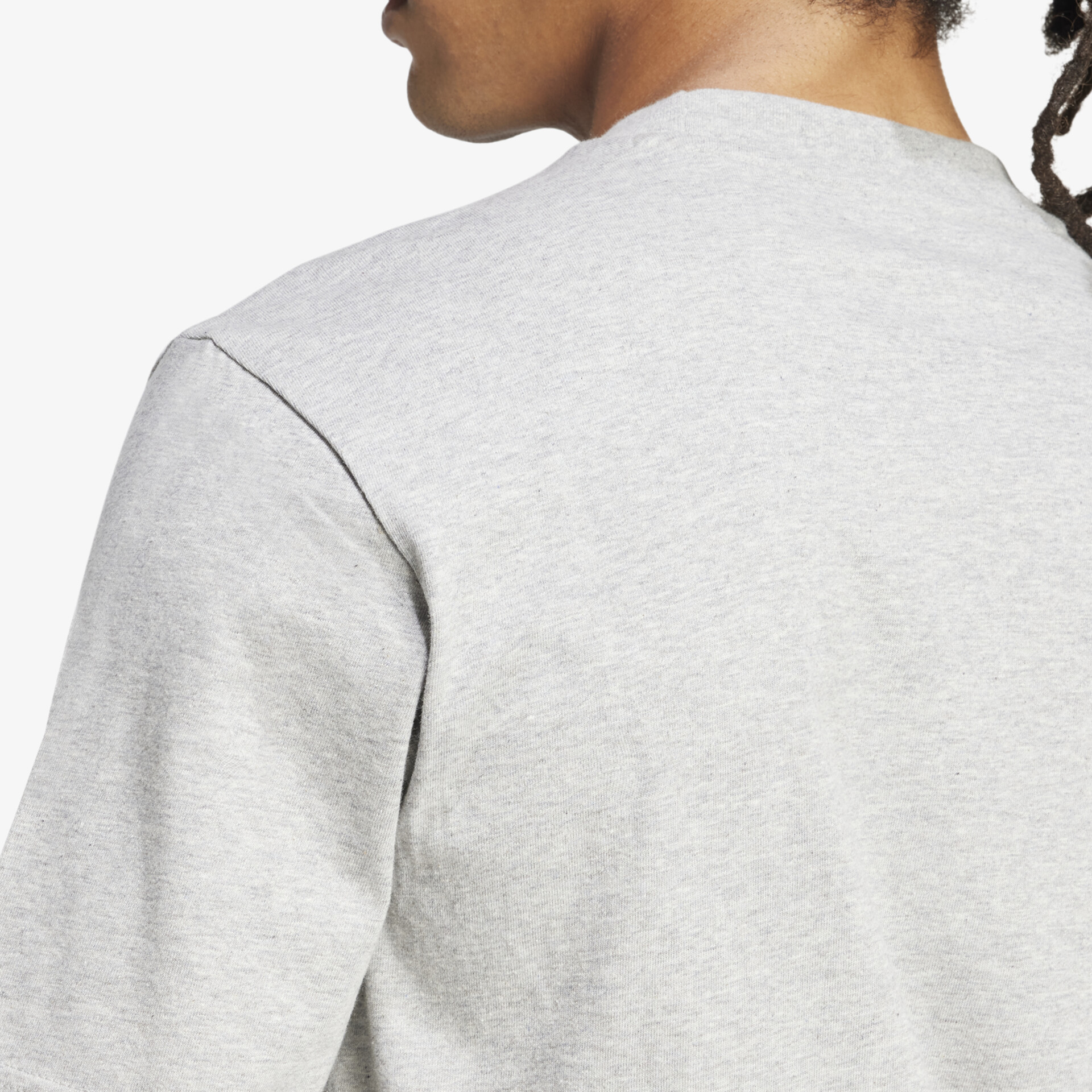 Detailansicht eines grauen Sweatshirt-Rückenbereichs mit weichem und komfortablem Material