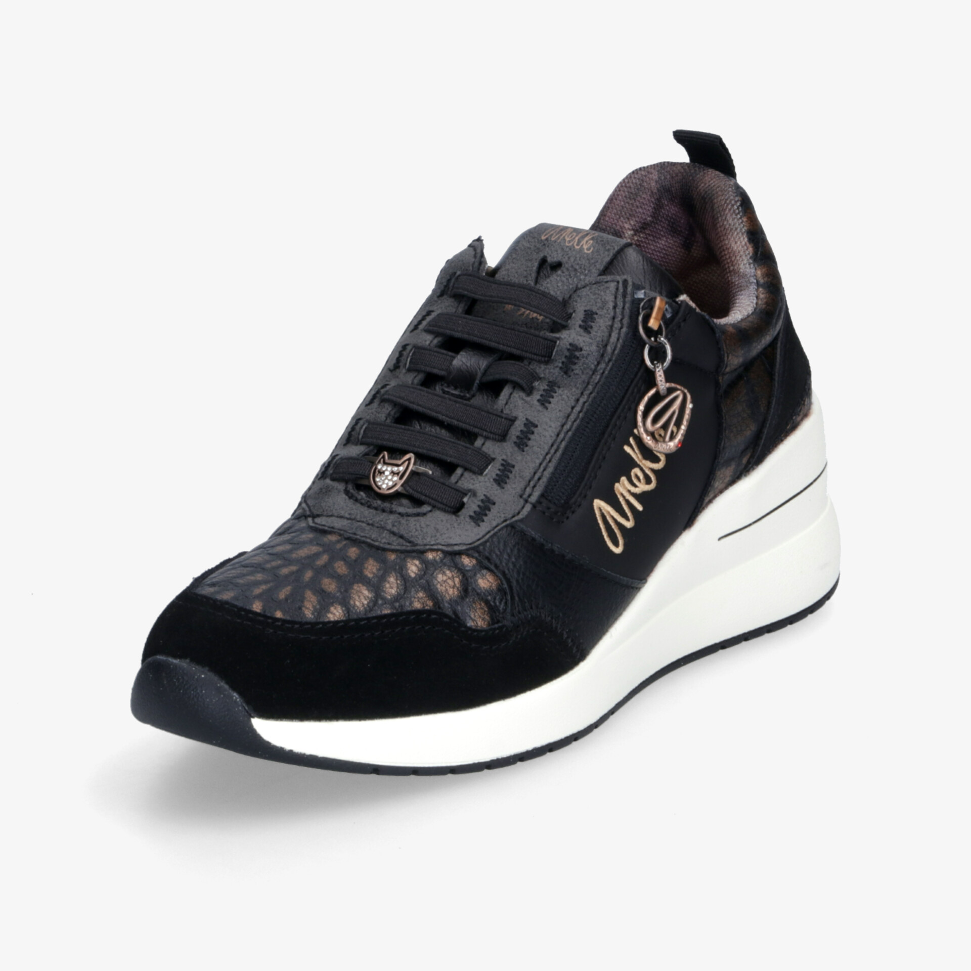 Schwarzer sportlicher Sneaker mit weißer Sohle, gepolstertem Innenfutter und dekorativem Reißverschlussanhänger