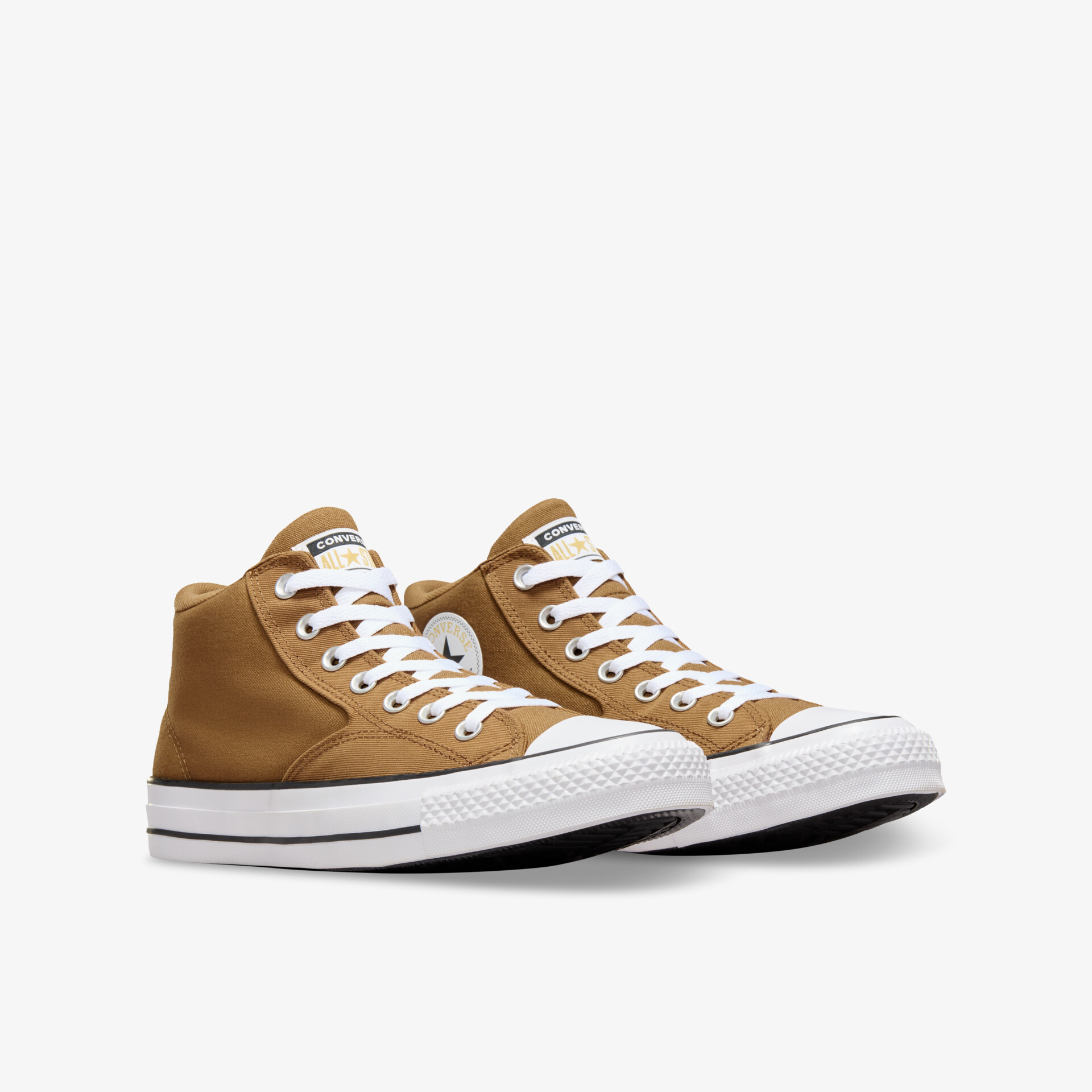 Paar hohe braune Leinenschuhe mit weißer Sohle und Schnürung, sportlich und bequem für Alltag und Freizeit