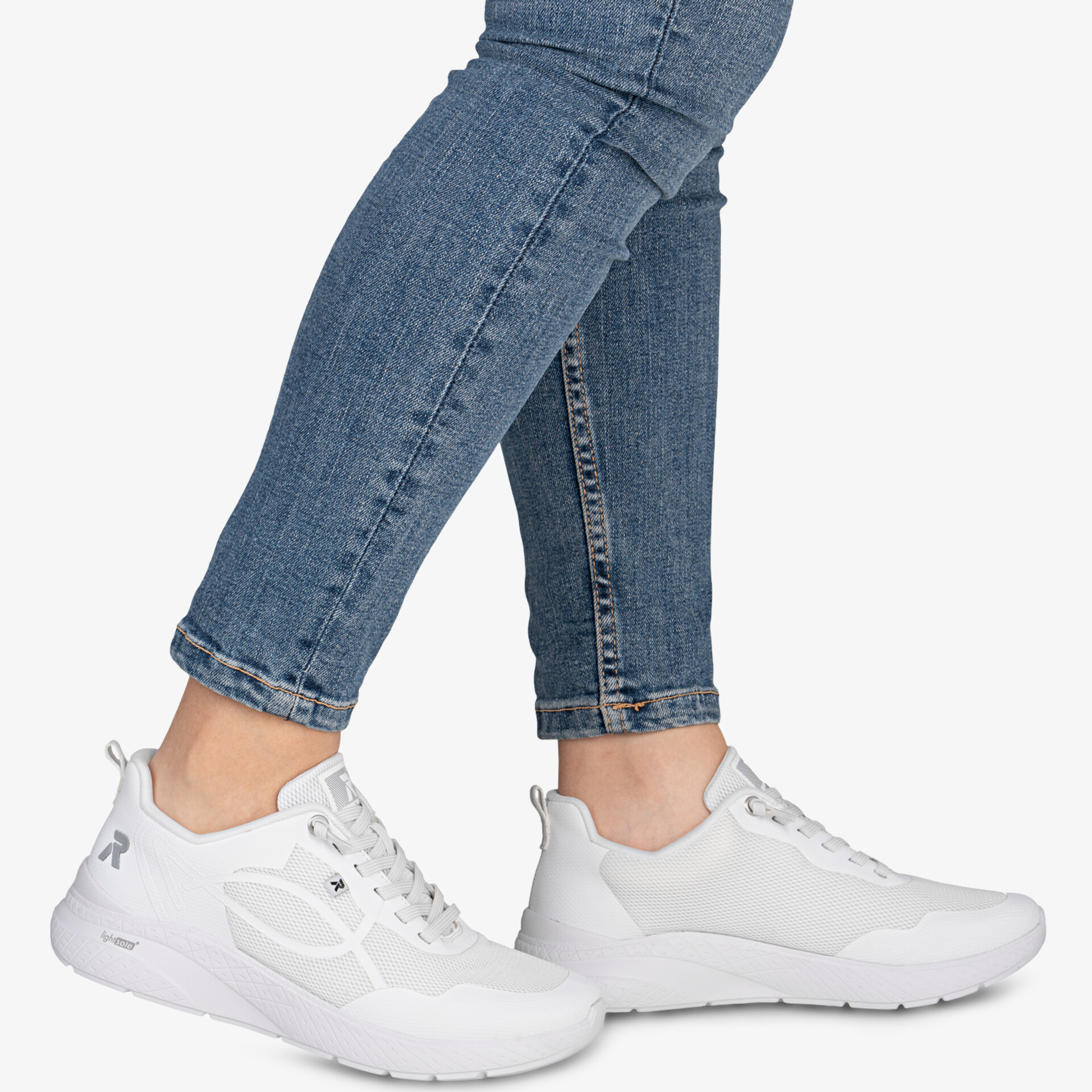 Leichter weißer Sneaker mit bequemer Passform und atmungsaktivem Material in sportlichem Design getragen