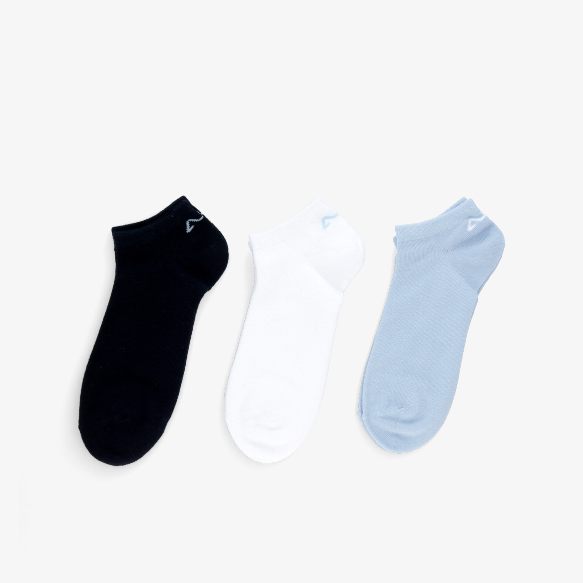 Set aus drei kurzen Socken in Schwarz, Weiß und Hellblau, bequem und elastisch für den Alltag