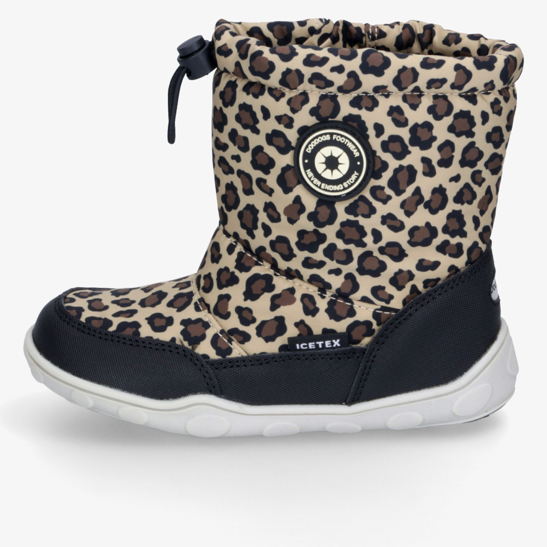 Seitenansicht eines warm gefütterten Winterstiefels mit Leopardenmuster und rutschfester Sohle