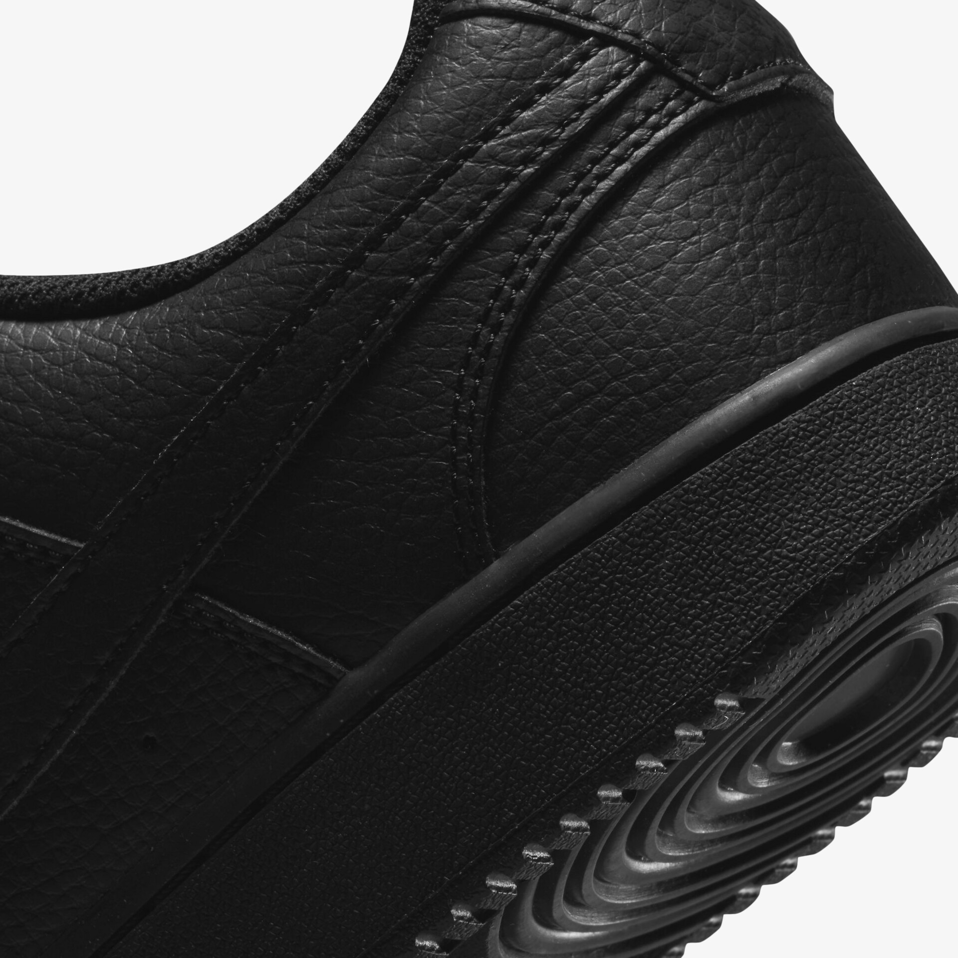 Detailansicht eines strapazierfähigen Lederschuhs mit rutschfester Sohle. Ideal für sportlichen Komfort.