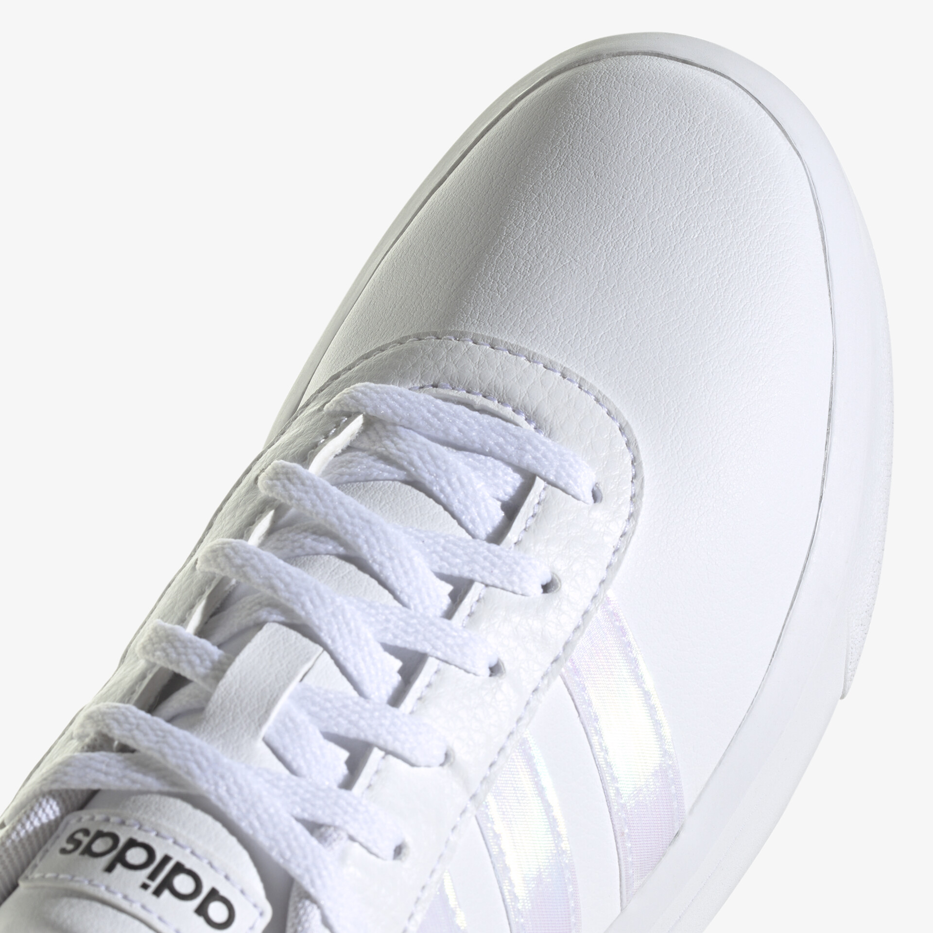 Stylische weiße Sneaker von Adidas. Langlebiges Design mit komfortabler Passform für jeden Anlass.