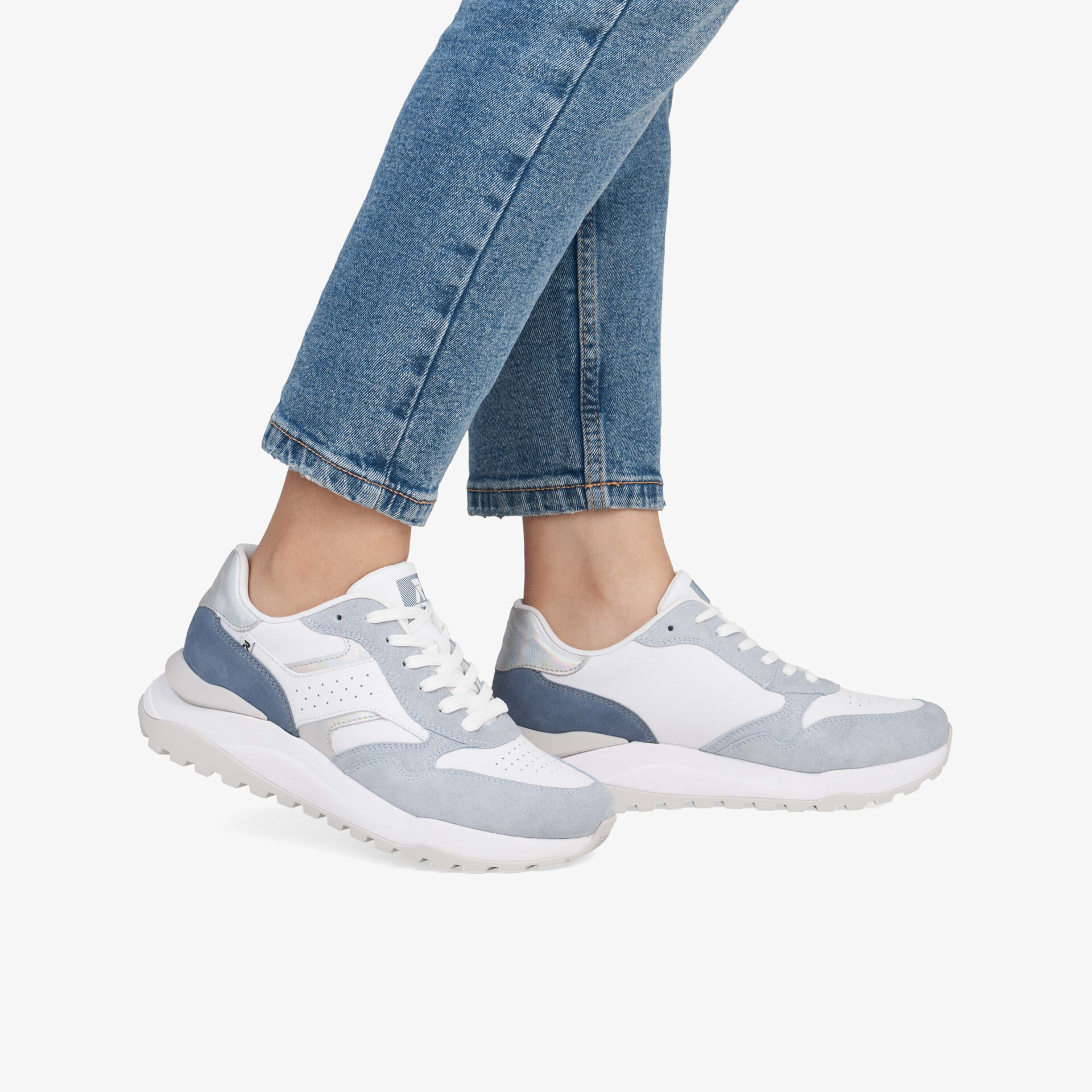 Sportliche blaue und weiße Freizeitschuhe mit flexiblem Tragekomfort und rutschfester Sohle, getragen am Fuß